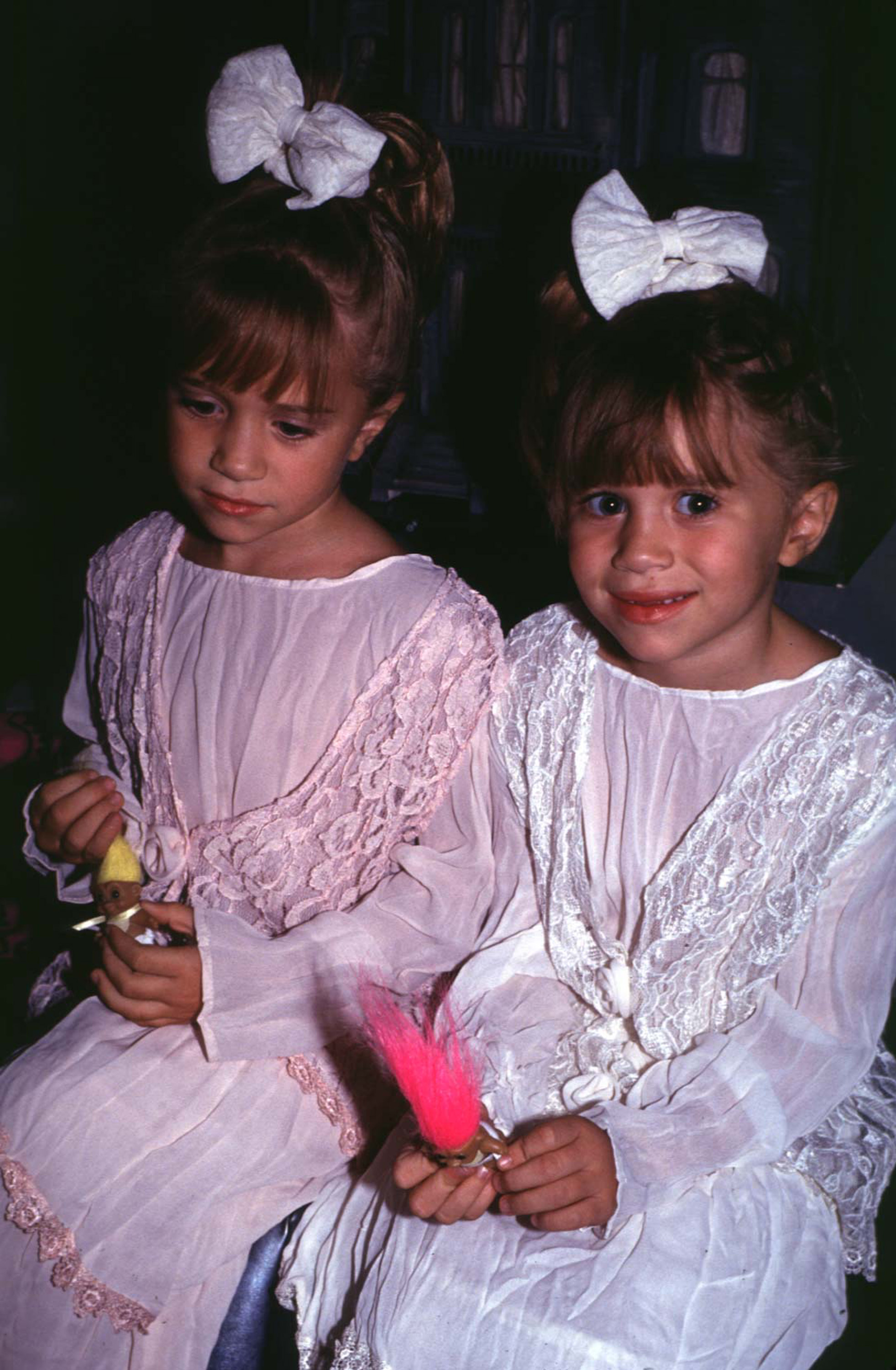 Mary-Kate et Ashley Olsen lors de leur apparition au Planet Hollywood à New York le 5 octobre 1993 | Source : Getty Images