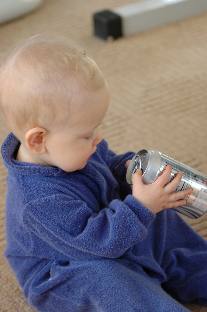 Bébé avec une canette de Coca-Cola dans les mains : Flickr