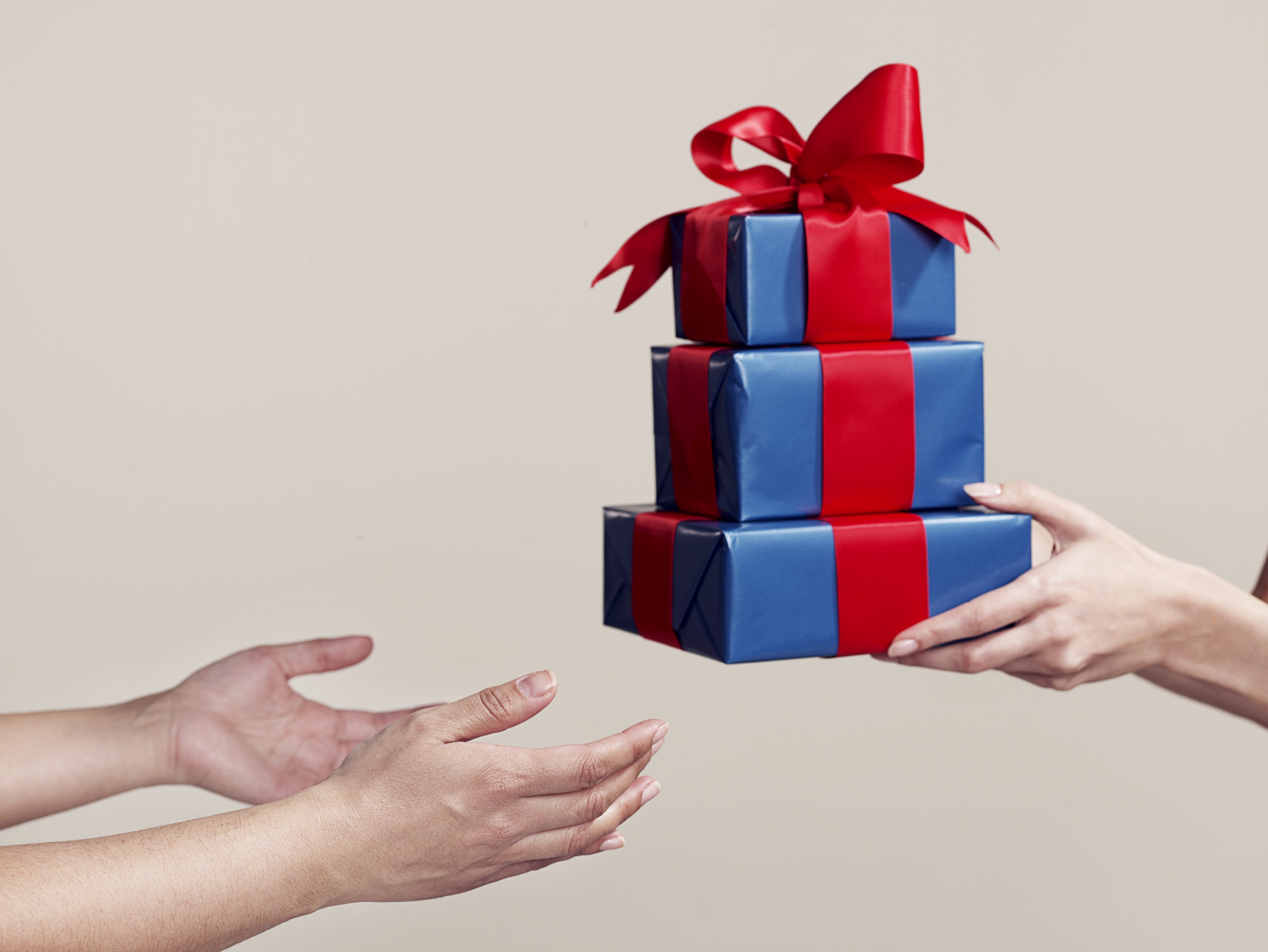 Une femme offrant des cadeaux à un homme | Source : Getty Images