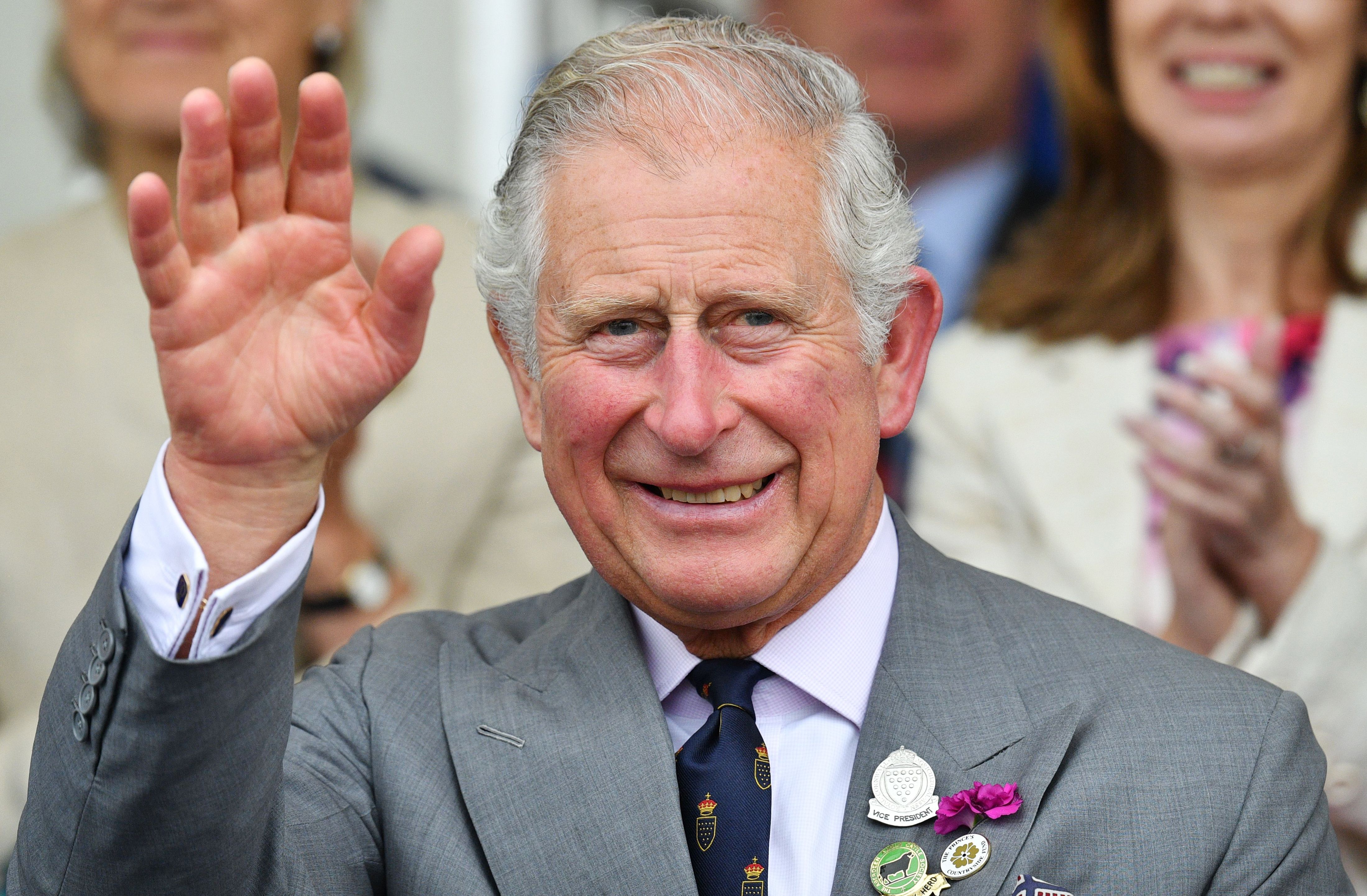 Le roi Charles III fait un signe de la main alors qu'il assiste au Royal Cornwall Show à Wadebridge, au Royaume-Uni, le 7 juin 2018. | Source : Getty Images