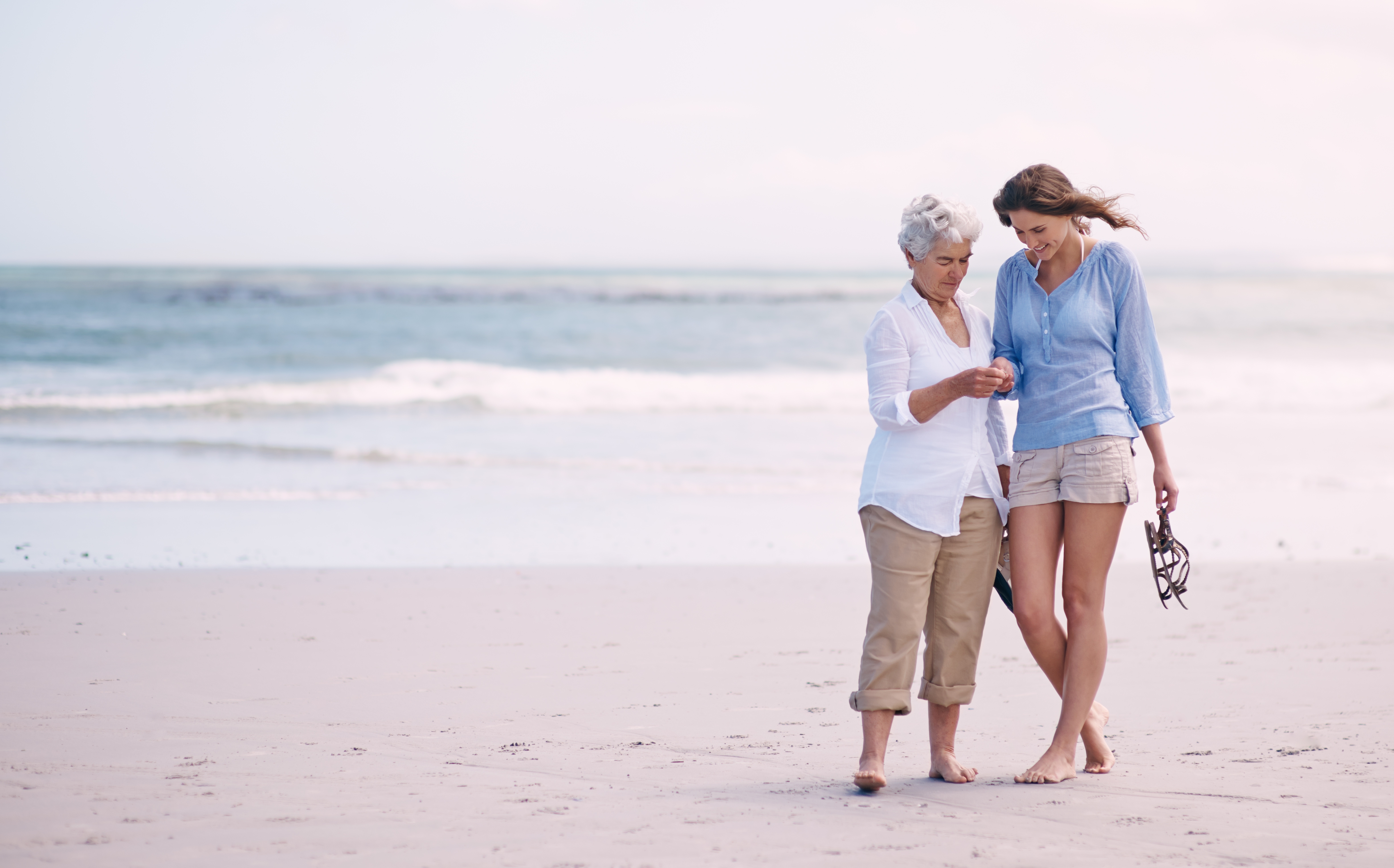 Mère et fille passant du bon temps à la plage | Source : Shutterstock