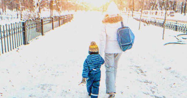 Un femme et son enfant | Source : Shutterstock