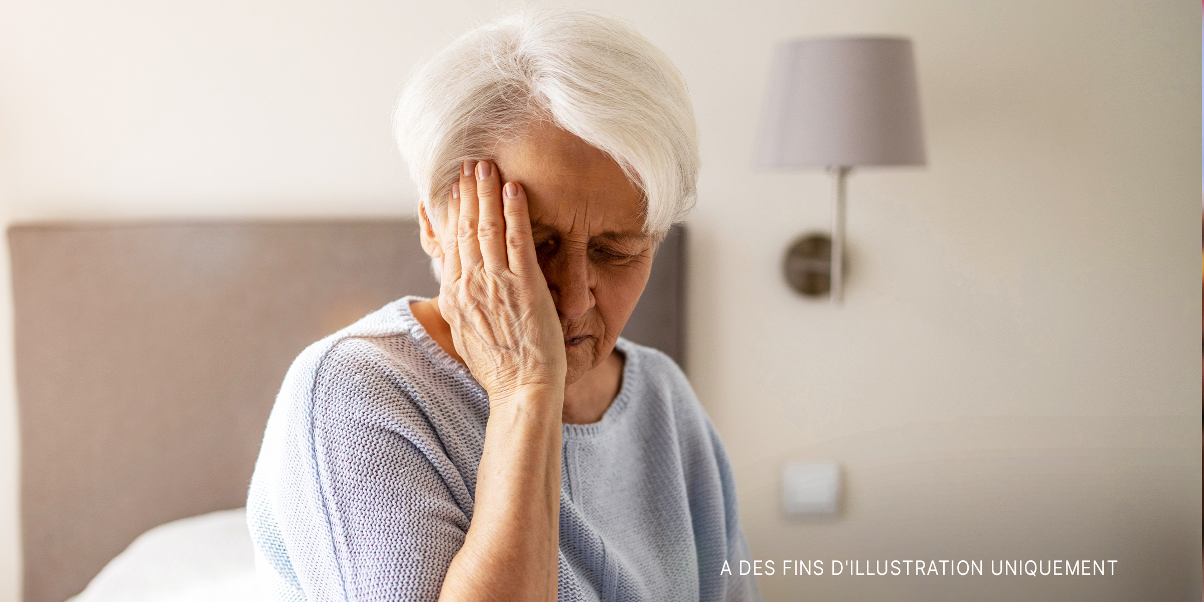 Une femme âgée à l'air stressé | Source : Shutterstock