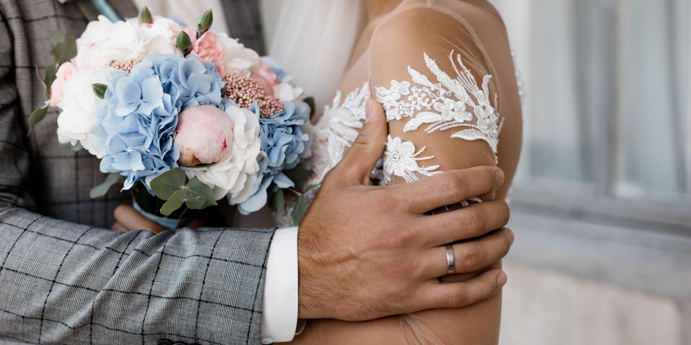 Un couple nouvellement marié | Source : Freepik