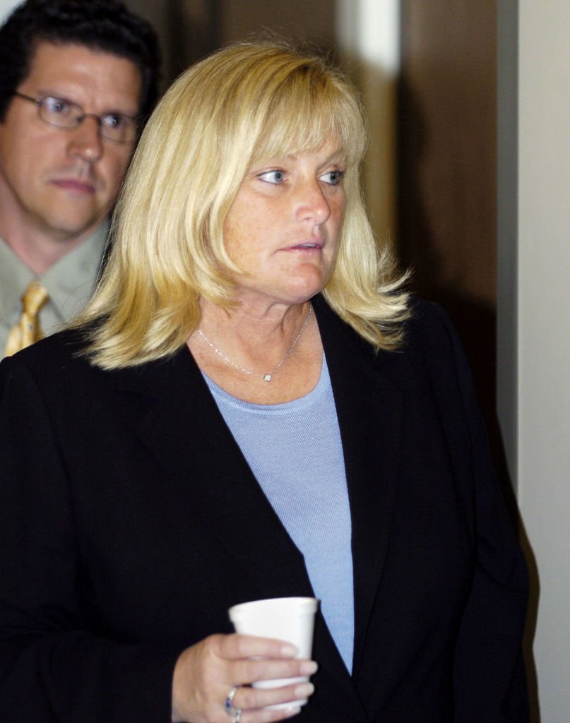 Debbie Rowe, l'ex-femme de Michael Jackson et la mère de deux de ses enfants, quitte la salle d'audience lors du procès pour pédophilie de Michael Jackson au palais de justice du comté de Santa Barbara, le 28 avril. | Photo : Getty Images