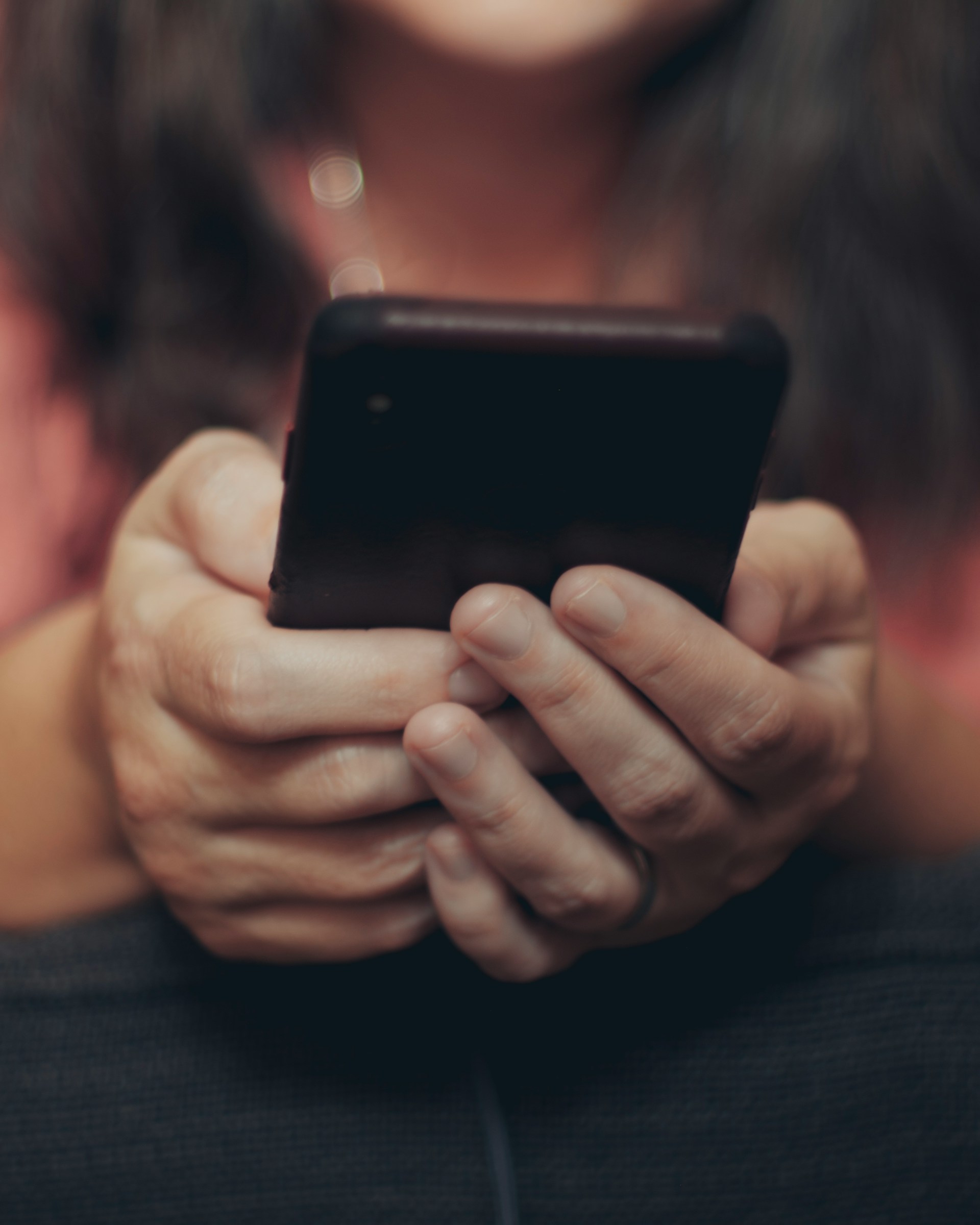 Une femme tenant son téléphone | Source : Unsplash