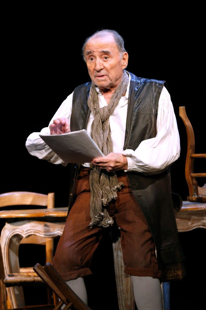 Le comédien Claude Brasseur jouant la pièce "L'indigent Philosophe ou la pilosophie de la joie". І Sources : Getty Images