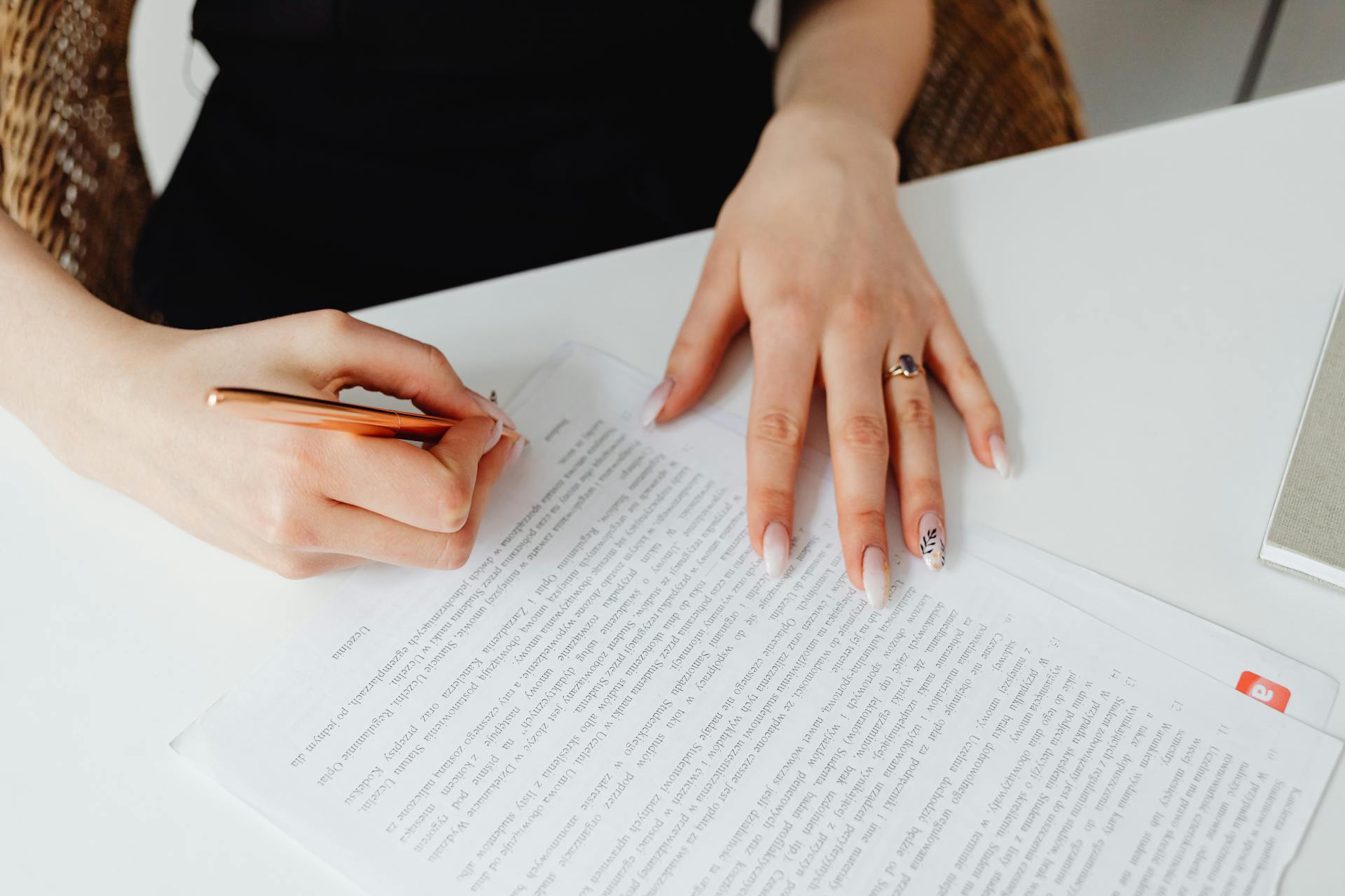 Une femme signant un document | Source : Pexels