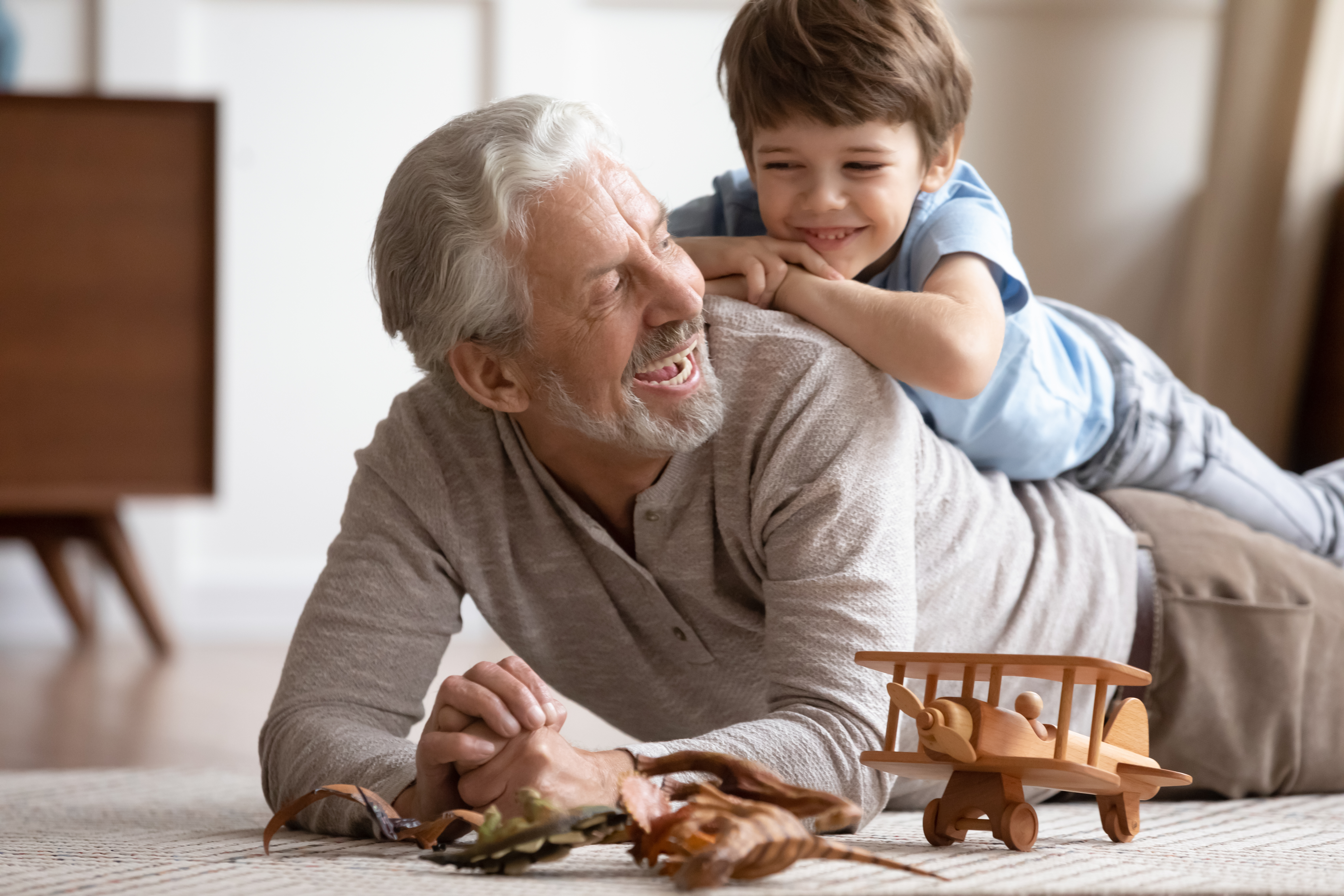 Un grand-père jouant avec son petit-fils | Source : Shutterstock