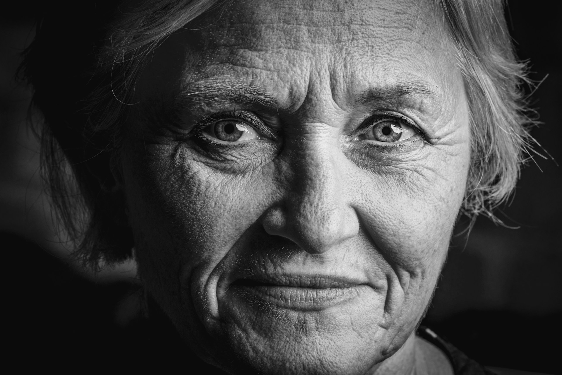Photo en niveaux de gris d'une femme émotive | Source : Unsplash