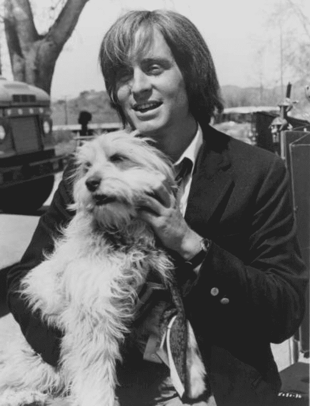 Michael Douglas filme une scène, avec un chien, du film "Hail Hero" en 1969 | Source : Getty Images