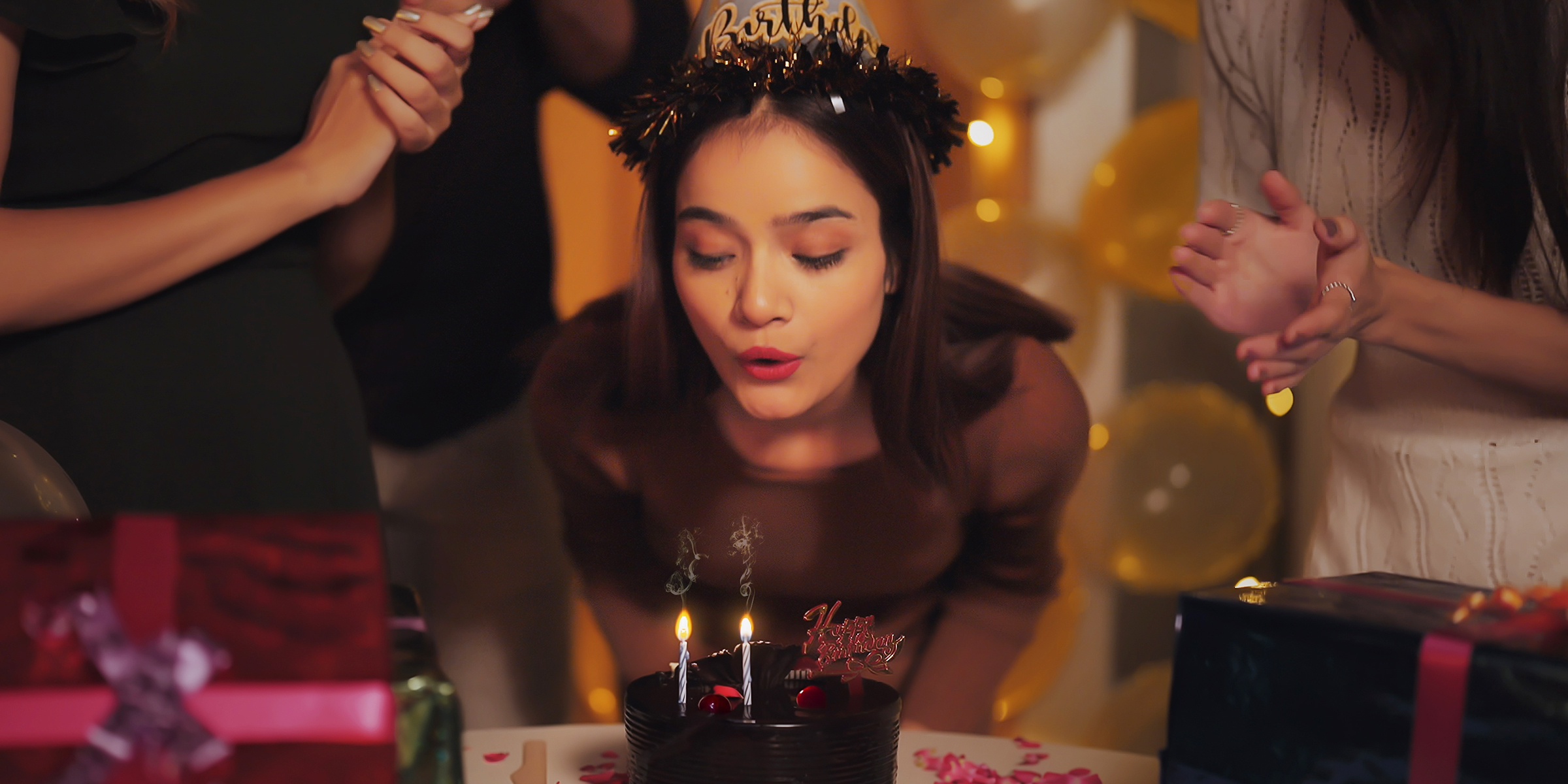 Une fille qui souffle ses bougies d'anniversaire | Source : Shutterstock