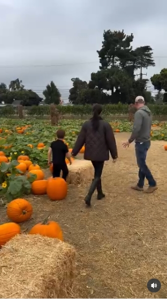 Les princes Archie et Harry avec Meghan Markle d'après un post daté du 26 octobre 2025. | Source : Instagram/meghan
