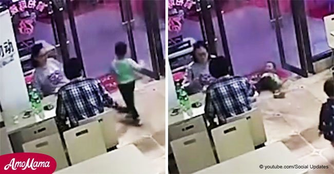 Une femme enceinte fait tomber un enfant de 4 ans et l'envoie à l'hôpital, la vidéo a rendu les internautes furieux
