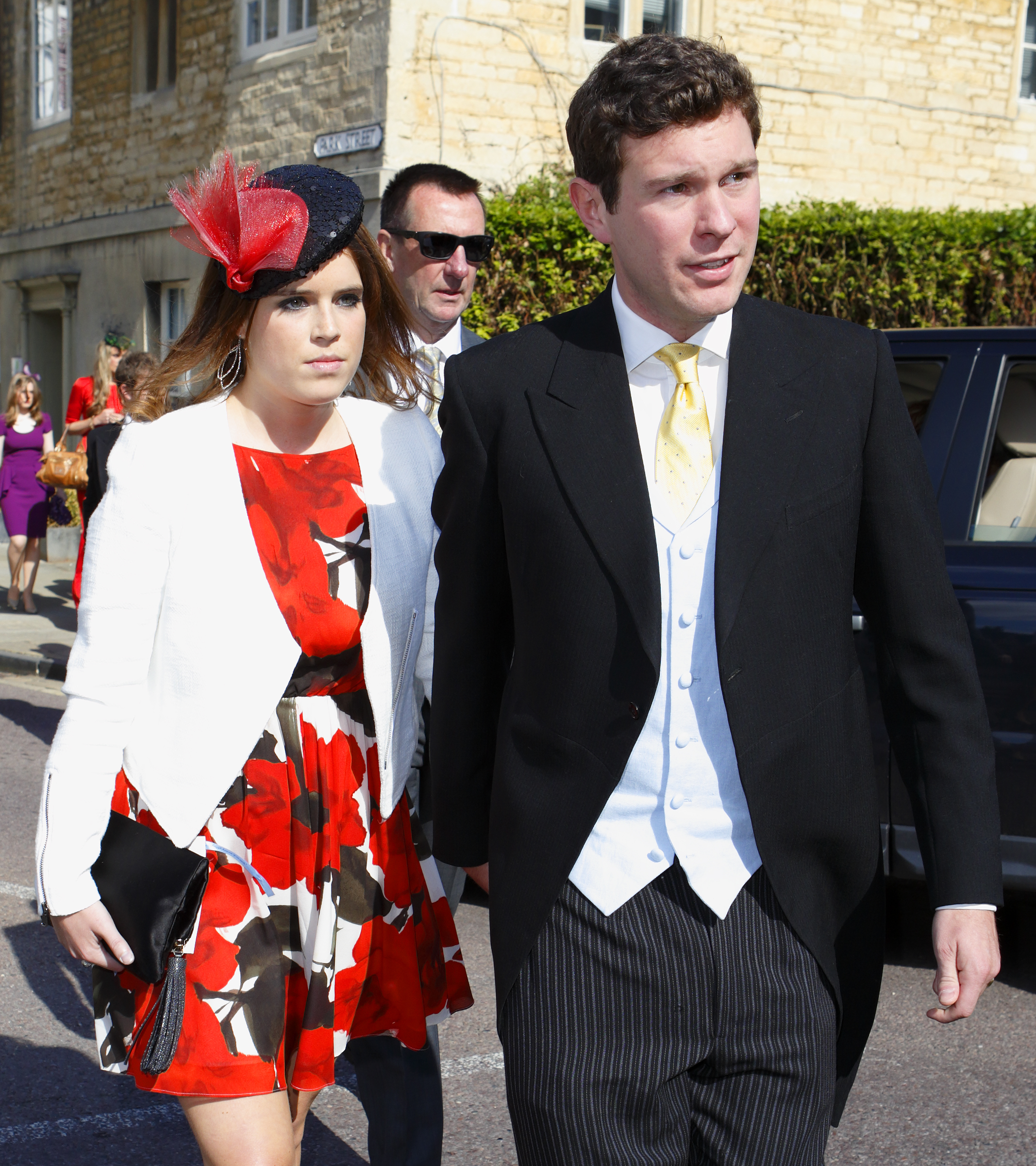 La princesse Eugenie d'York et Jack Brooksbank assistent au mariage de Lady Natasha Rufus Isaacs et Rupert Finch à l'église Saint-Jean-Baptiste, le 8 juin 2013, à Cirencester, en Angleterre. | Source : Getty Images