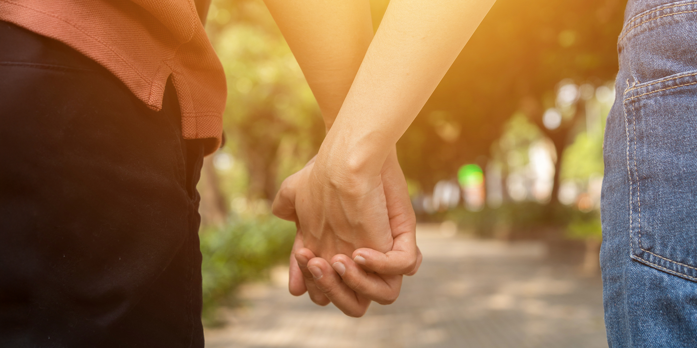 Un couple se tenant par la main | Source : Shutterstock