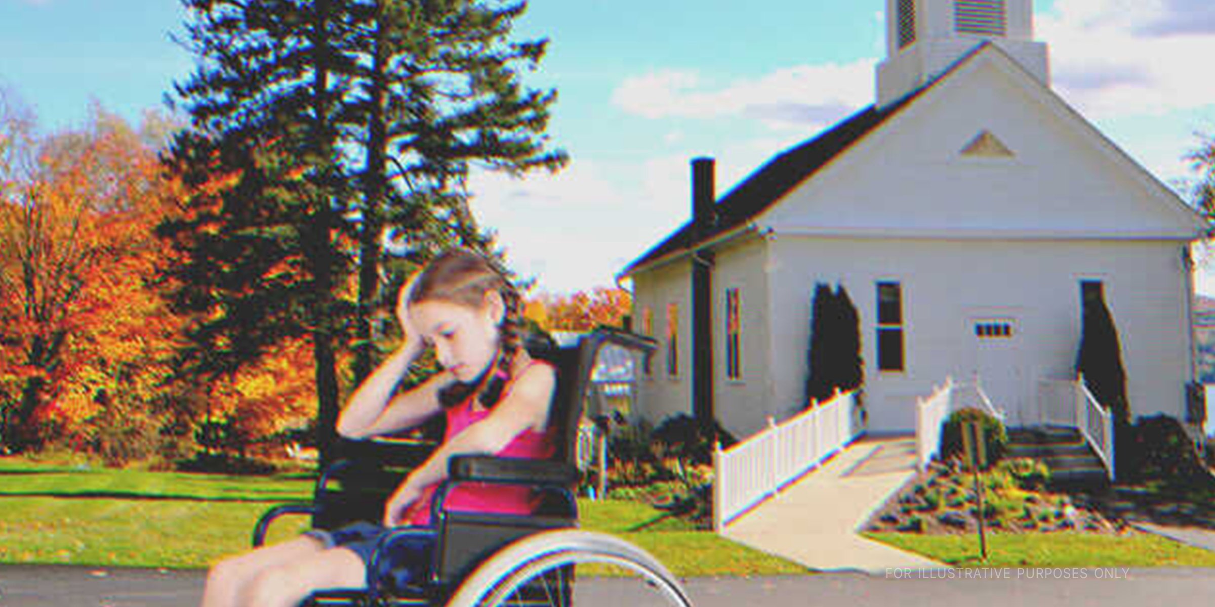 Une fille en fauteuil roulant devant une église | Source : Shutterstock