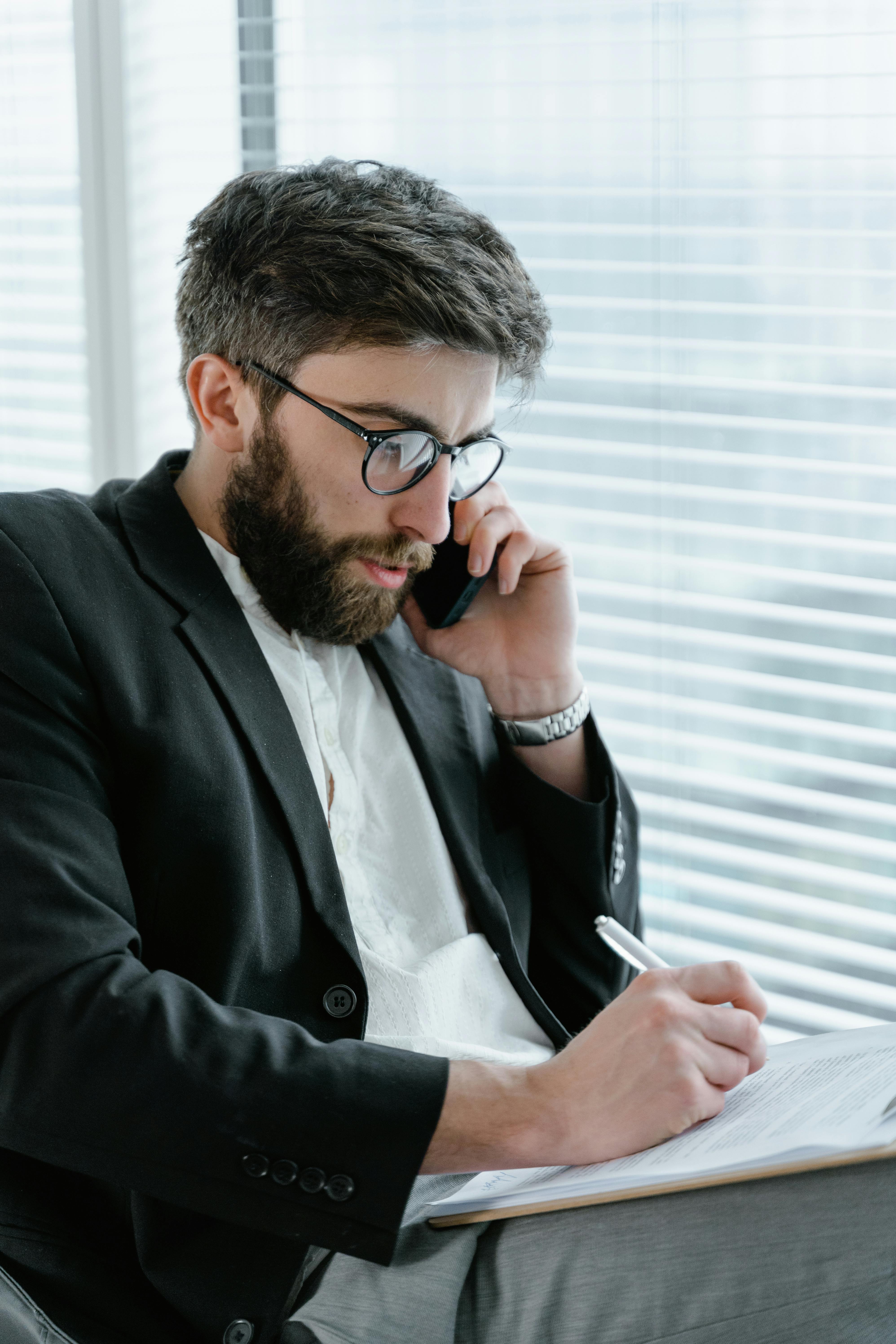 Un homme sur son téléphone | Source : Pexels