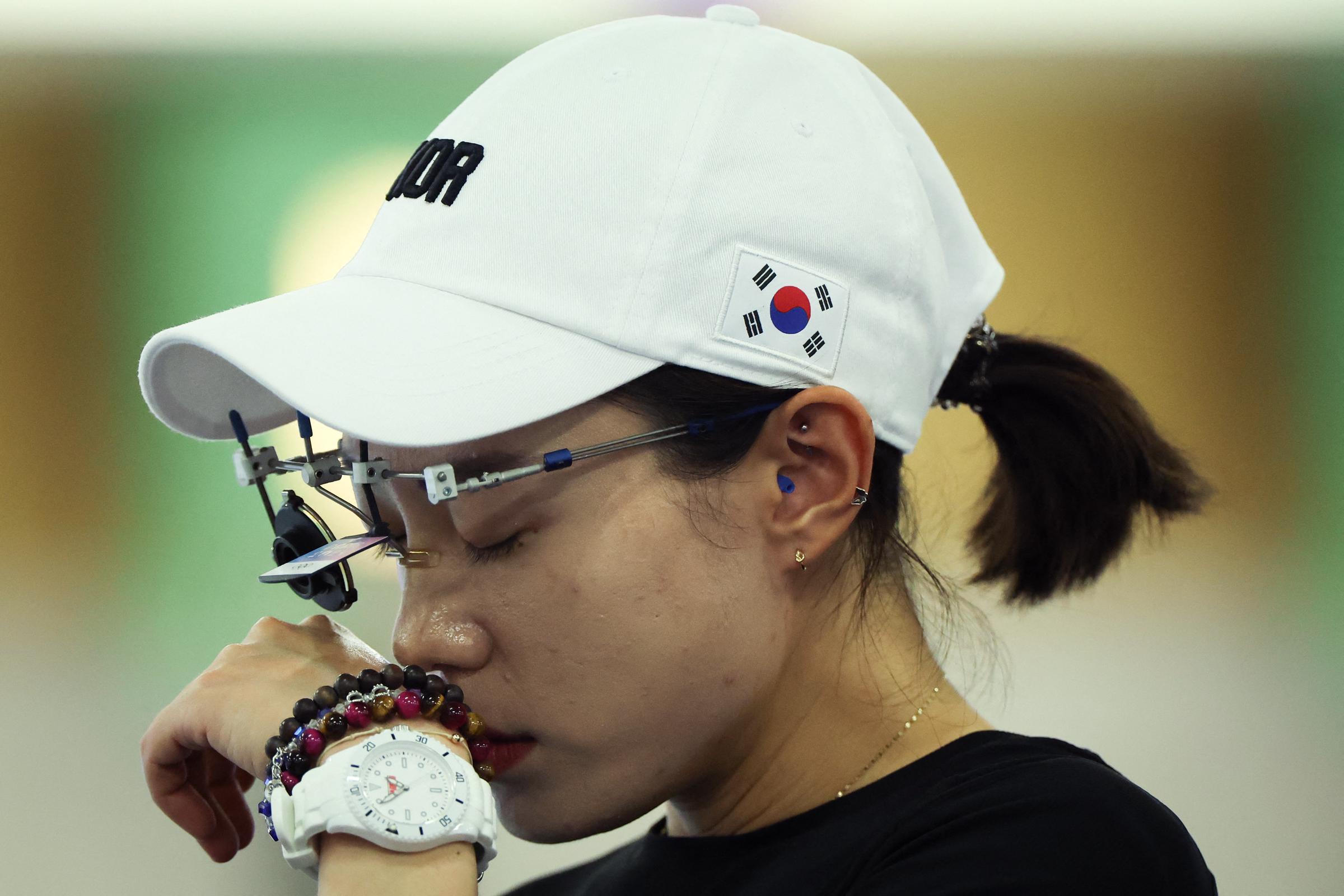 Kim Yeji réagit lors de la qualification féminine au pistolet à air comprimé 10m aux Jeux olympiques de Paris, le 27 juillet 2024 | Source : Getty Images