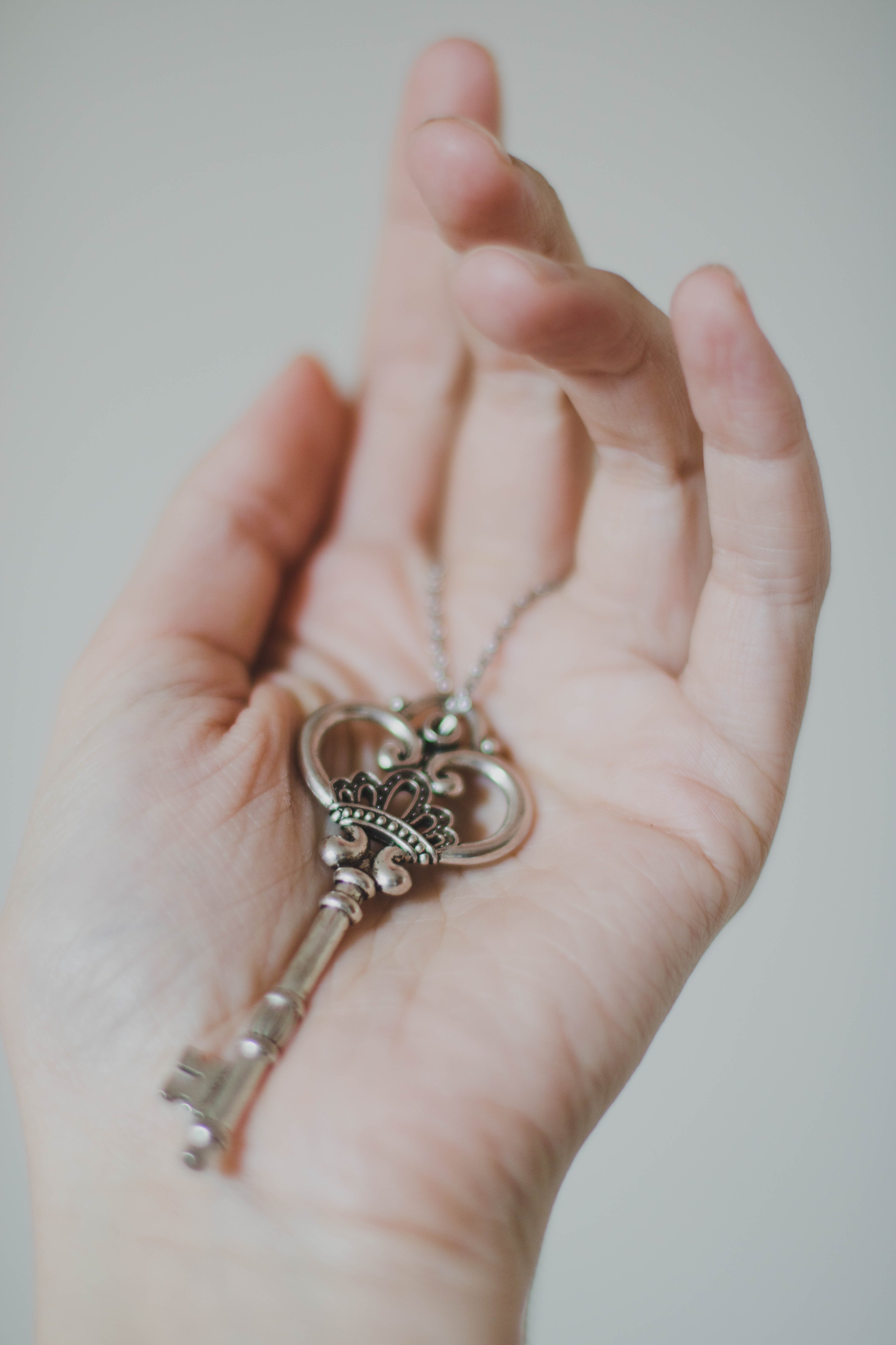 Mia a trouvé une petite clé collée sur le mot que sa grand-mère lui a donné. | Source : Pexels