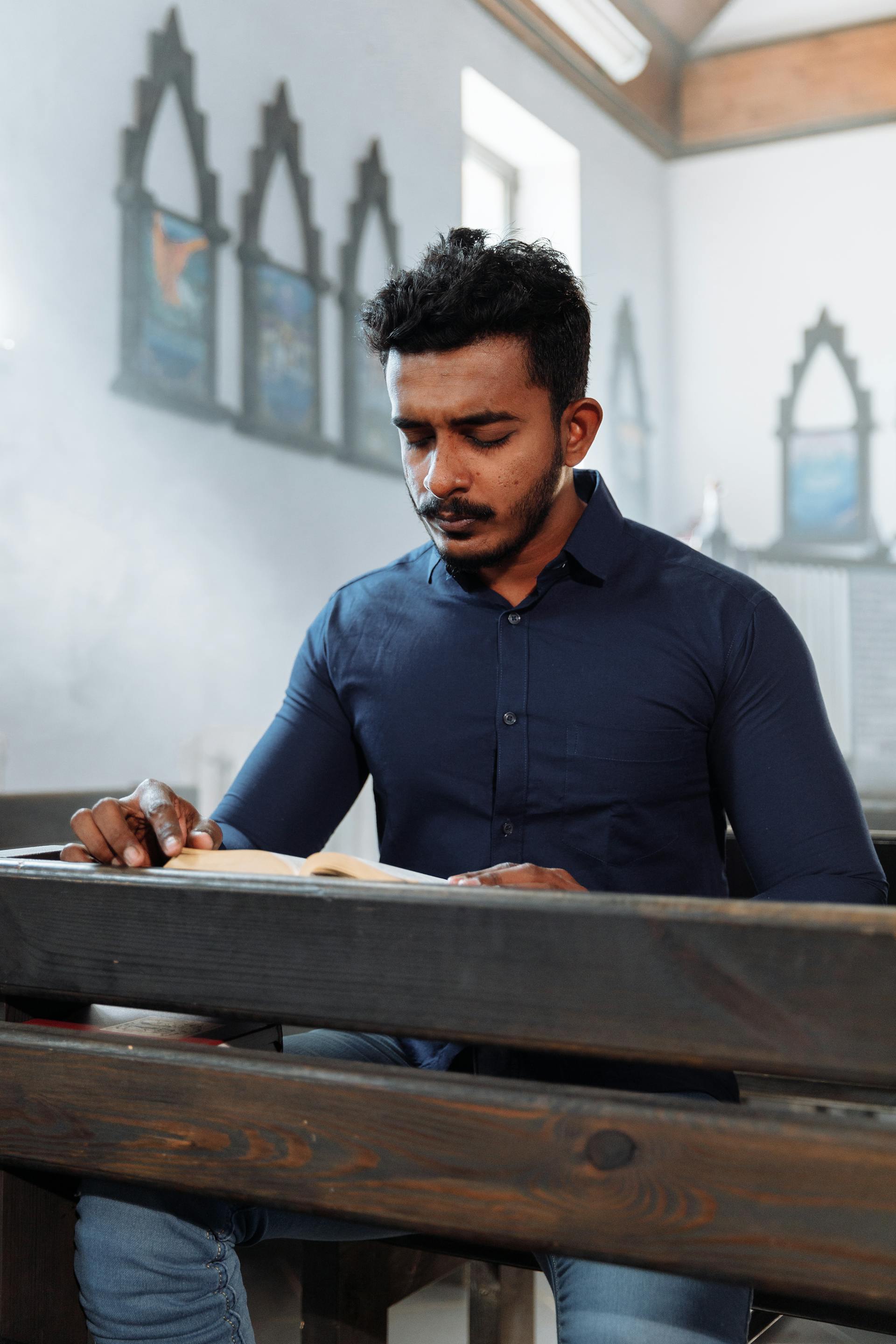 Un homme lisant la Bible | Source : Pexels