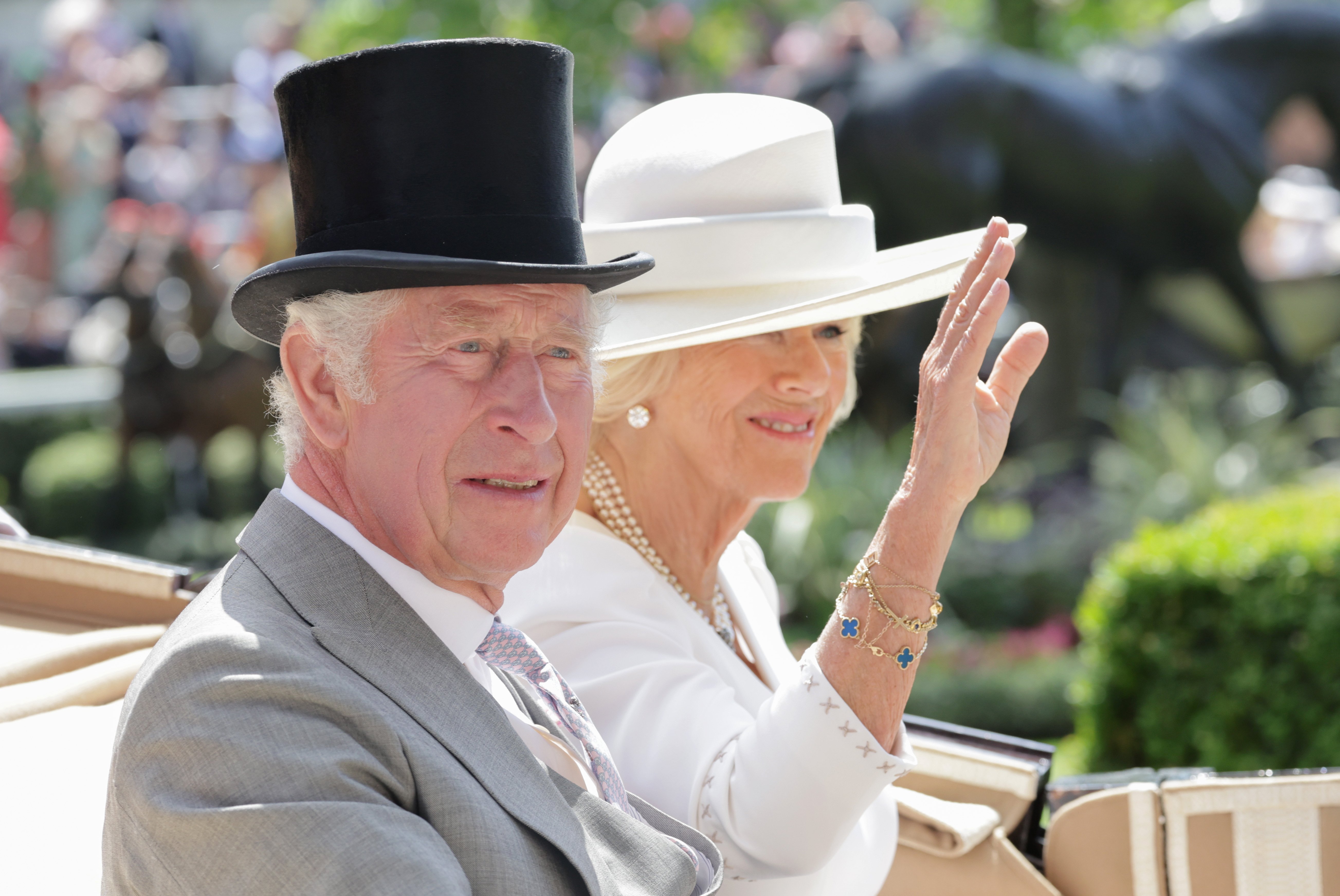 Camilla, duchesse de Cornouailles, photographiée en train de saluer alors qu'elle et le prince Charles arrivent dans l'anneau de parade sur le carrosse royal alors qu'ils assistent à Royal Ascot 2022 à l'hippodrome d'Ascot le 15 juin 2022 à Ascot, en Angleterre | Source : Getty Images