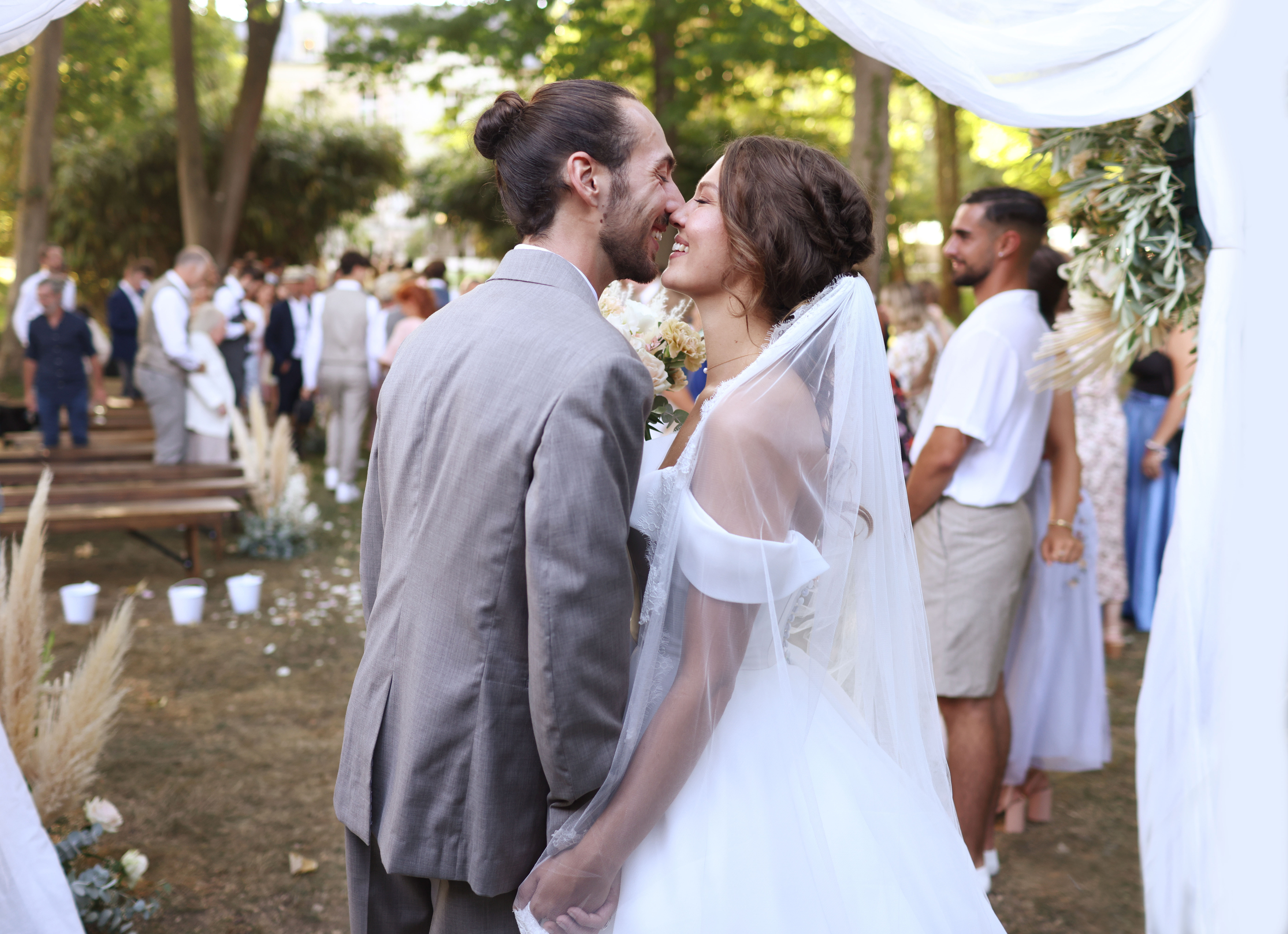 Une mariée et un marié s'embrassant l'un l'autre | Source : Getty Images