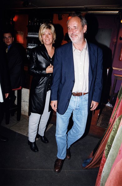Maxime Le Forestier et sa femme Fabienne le 16 septembre 1998 à Paris, France. | Photo : Getty Images