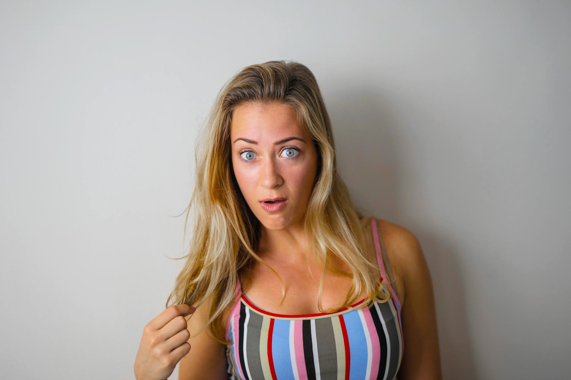Une femme qui regarde quelqu'un avec incrédulité | Source : Pexels