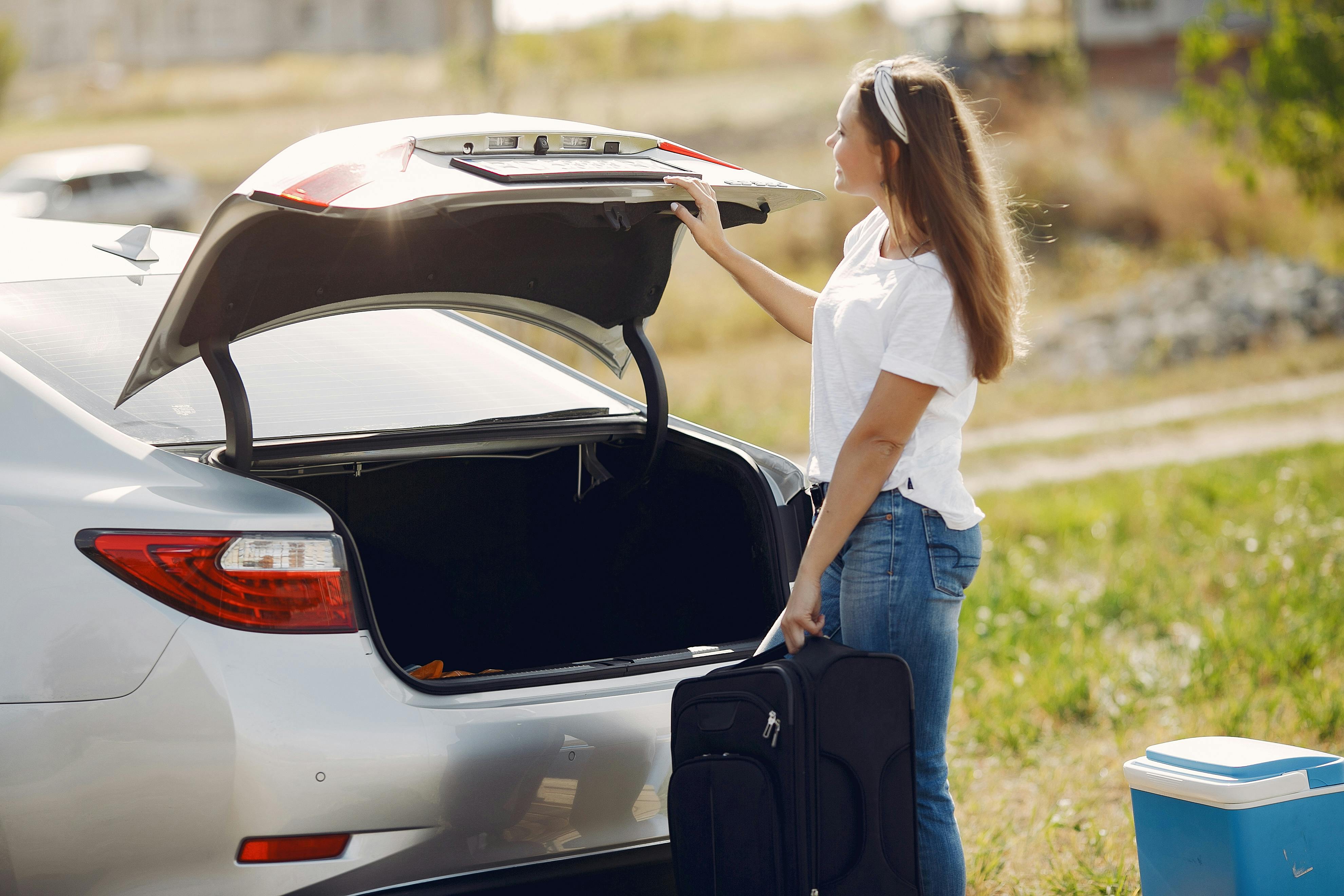 Une femme debout près d'une voiture avec ses bagages | Source : Pexels