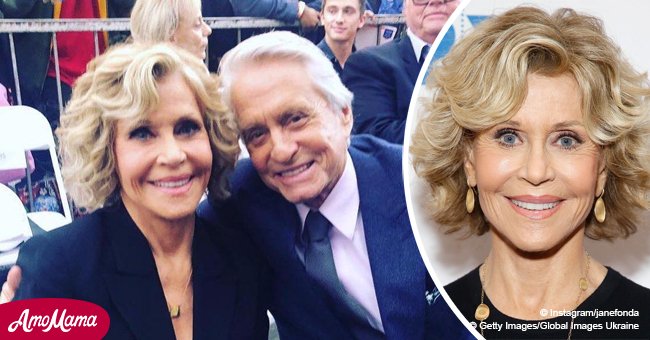Jane Fonda est vêtue d'une veste noire chic avec un décolleté profond et rend hommage à Michael Douglas