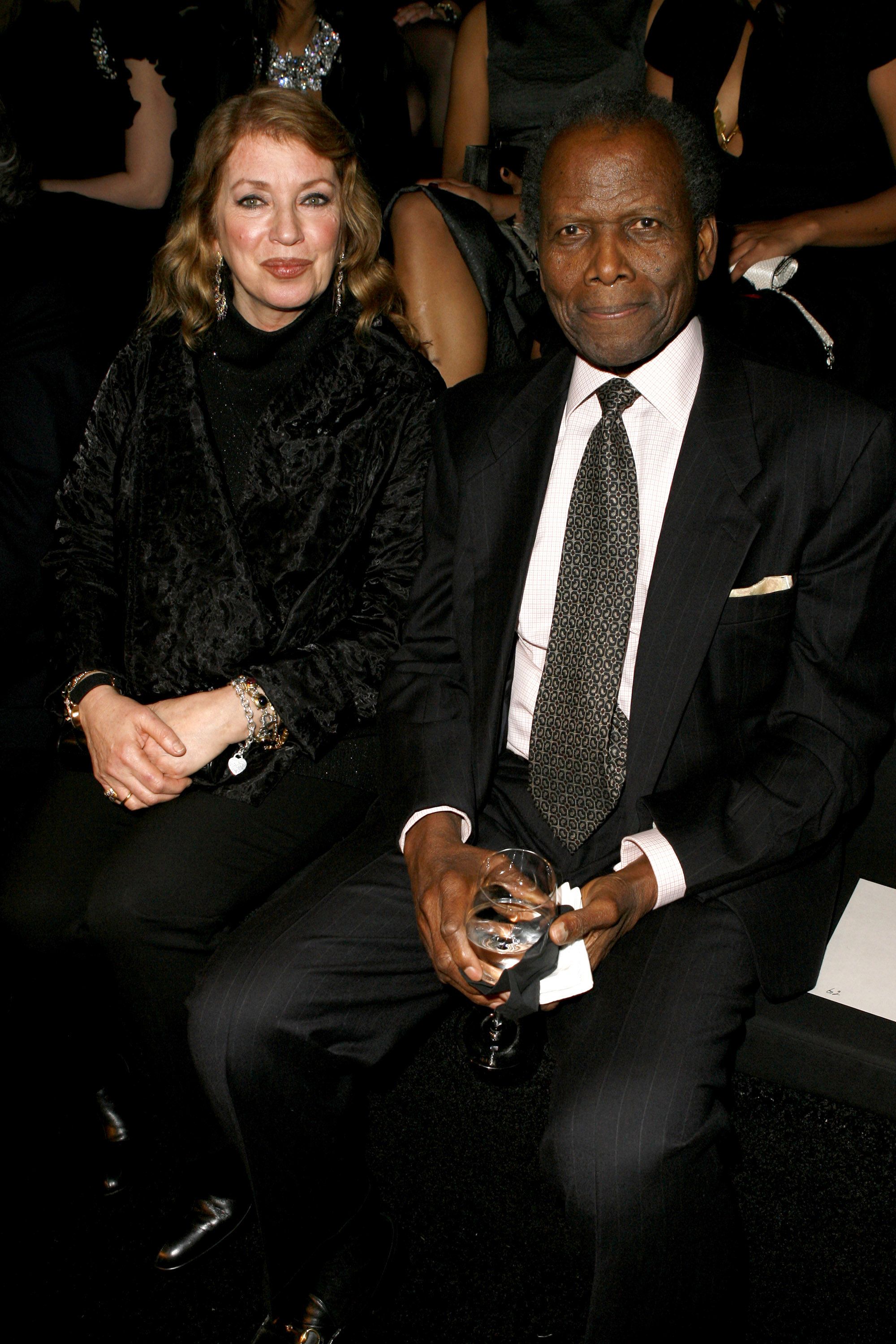 Sidney Poitier et Joanna Shimkus lors du Giorgio Armani Prive à Los Angeles | Source : Getty Images