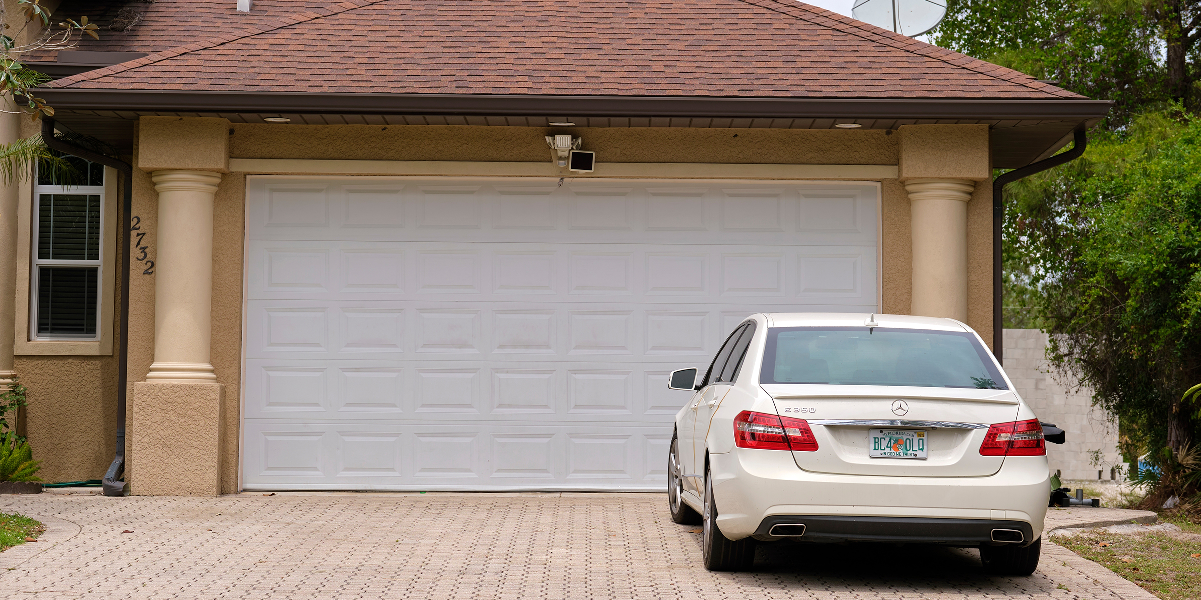 Une voiture garée devant une double porte de garage | Source : Shutterstock