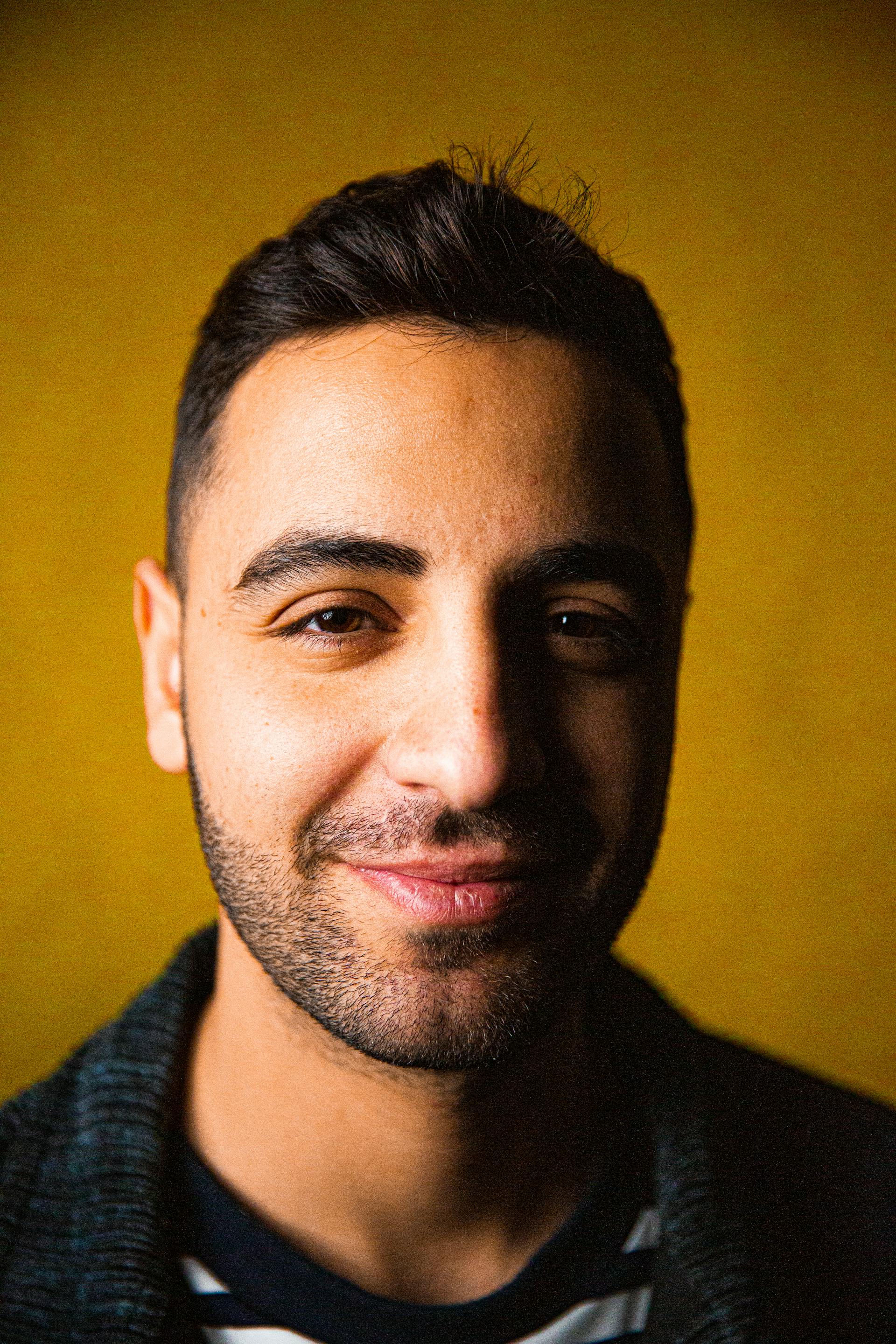 Un homme souriant avec amusement | Source : Pexels