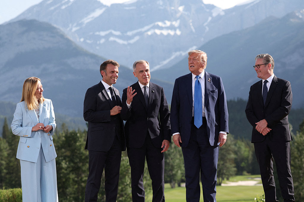 La Première ministre italienne Giorgia Meloni, le président français Emmanuel Macron, le Premier ministre canadien Mark Carney, le président américain Donald Trump et le Premier ministre britannique Keir Starmer posent pour une photo de famille lors du sommet du Groupe des Sept (G7) au Kananaskis Country Golf Course à Kananaskis, Alberta, Canada, le 16 juin 2025. (Photo by Suzanne Plunkett / POOL / AFP) (Photo by SUZANNE PLUNKETT/POOL/AFP via Getty Images)