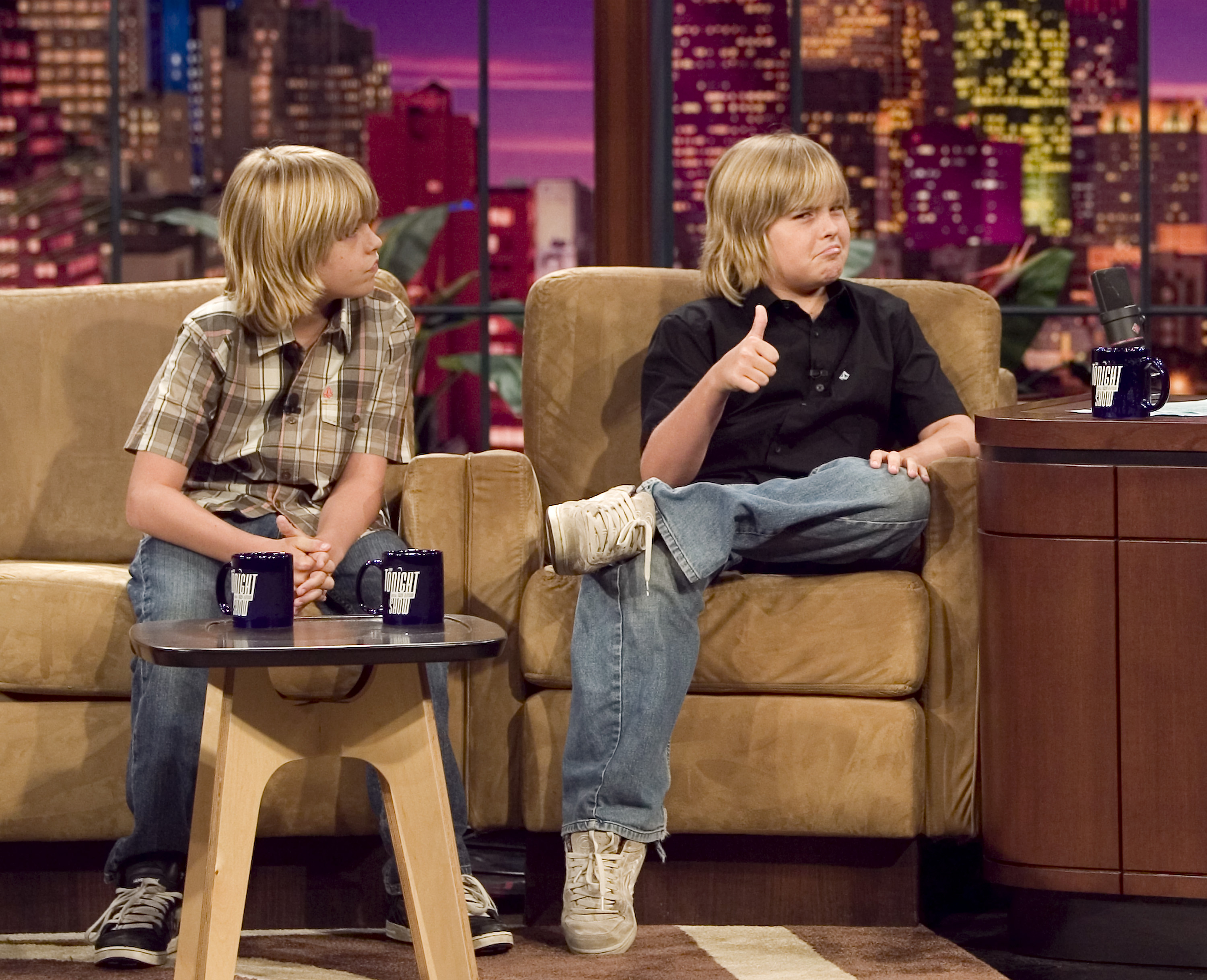 Cole et Dylan Sprouse au "Tonight Show with Jay Leno" le 25 septembre 2006. | Source : Getty Images