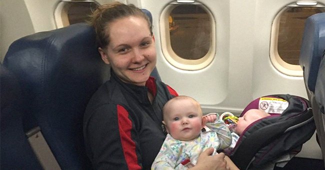 Molly Schultz tenant ses jumeaux de 7 mois dans ses bras, assise dans un avion. │Source : instagram.com/triedandtruemama