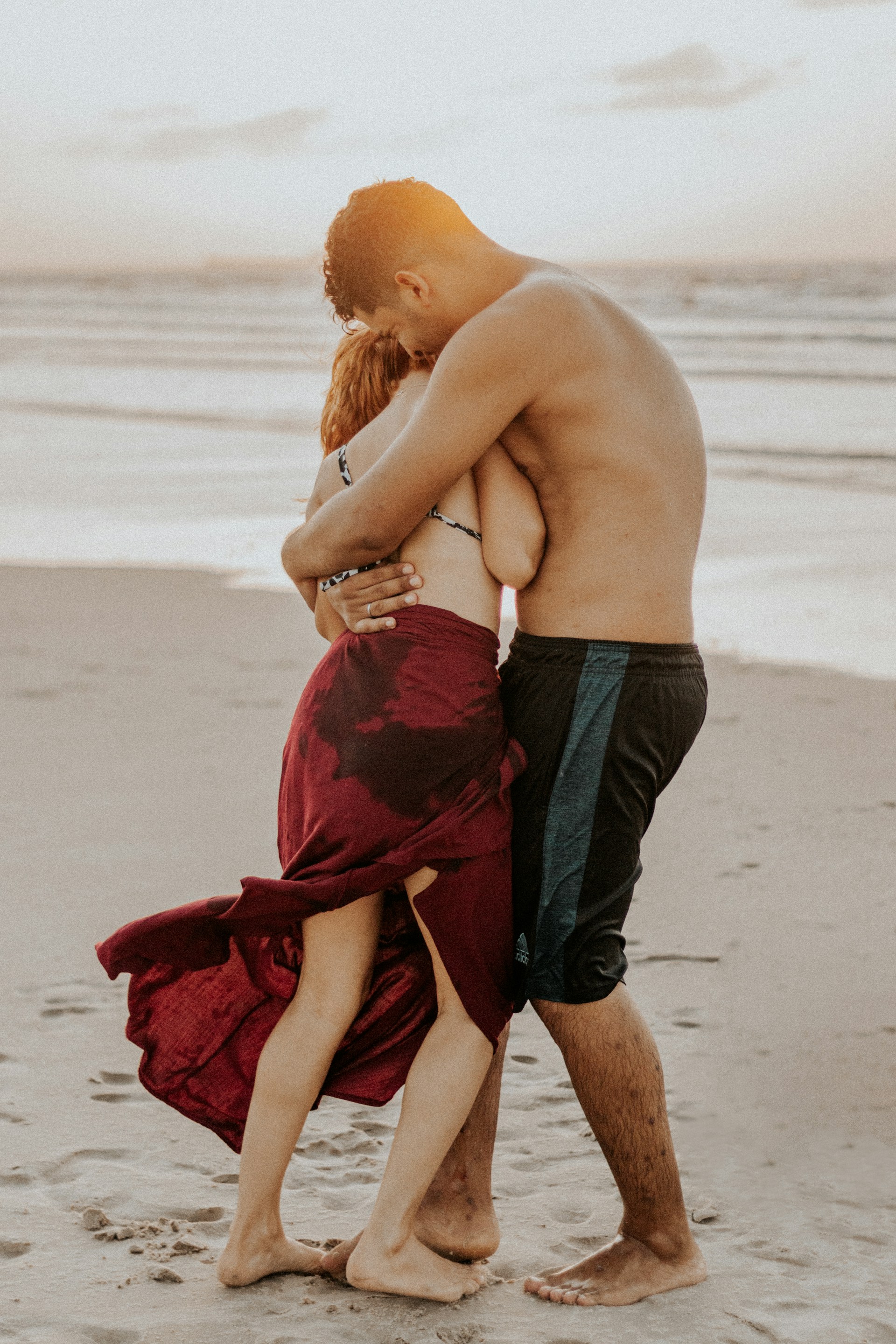 Un couple romantique à la plage | Source : Unsplash