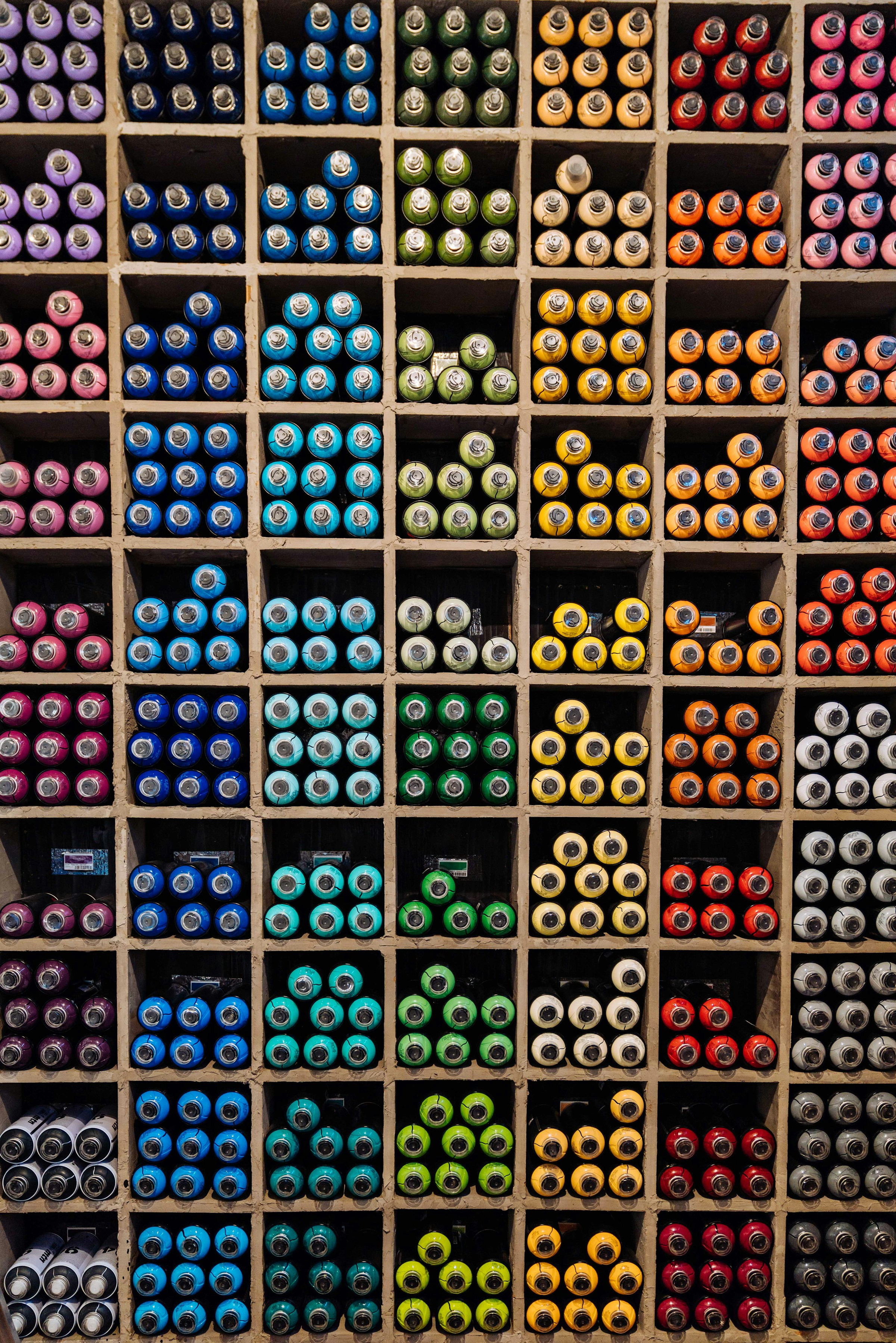 Contenants de différentes couleurs | Source : Unsplash