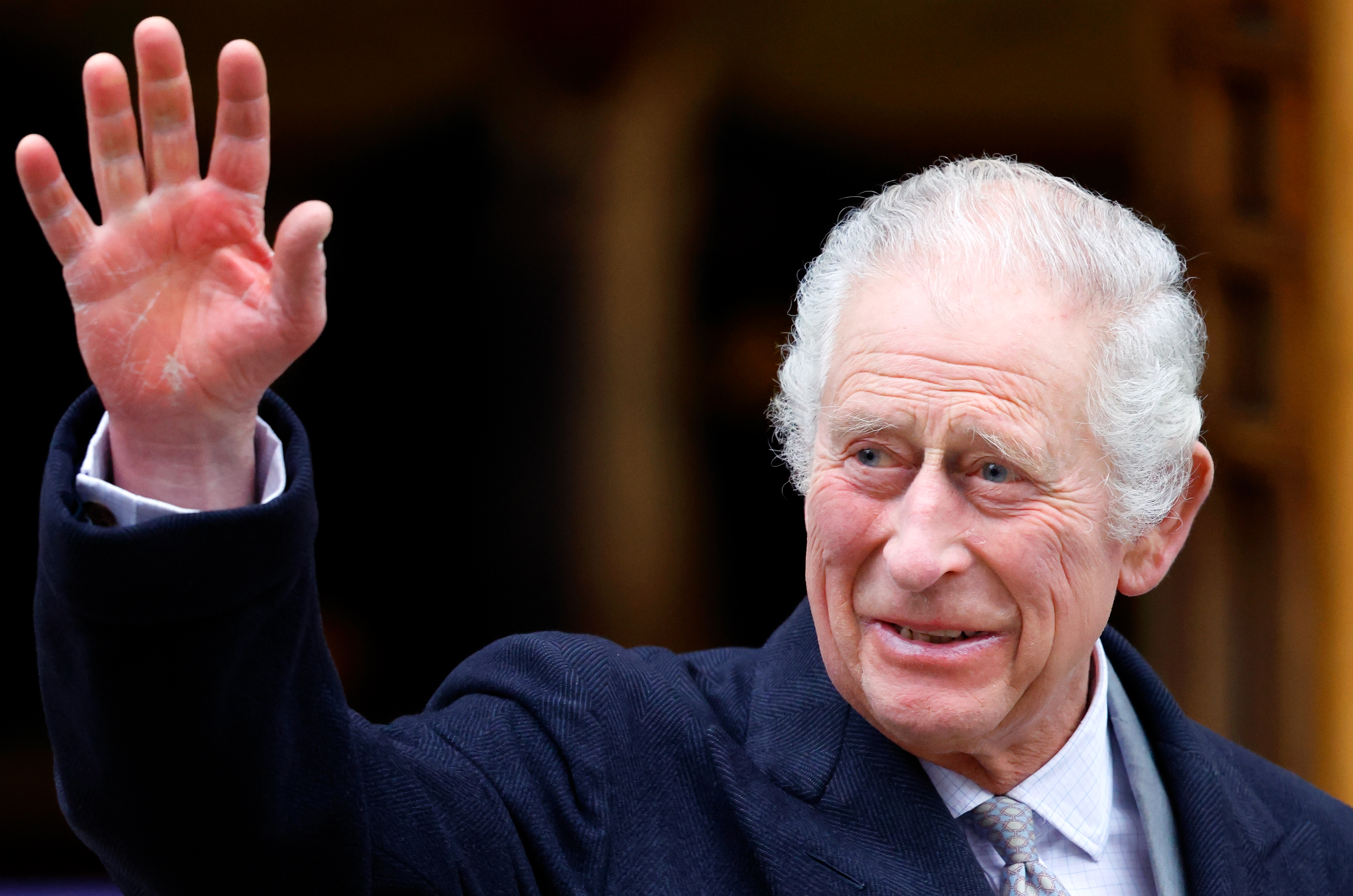 Le roi Charles III salue alors qu'il quitte la London Clinic après avoir été traité pour une hypertrophie de la prostate, le 29 janvier 2024 | Source : Getty Images