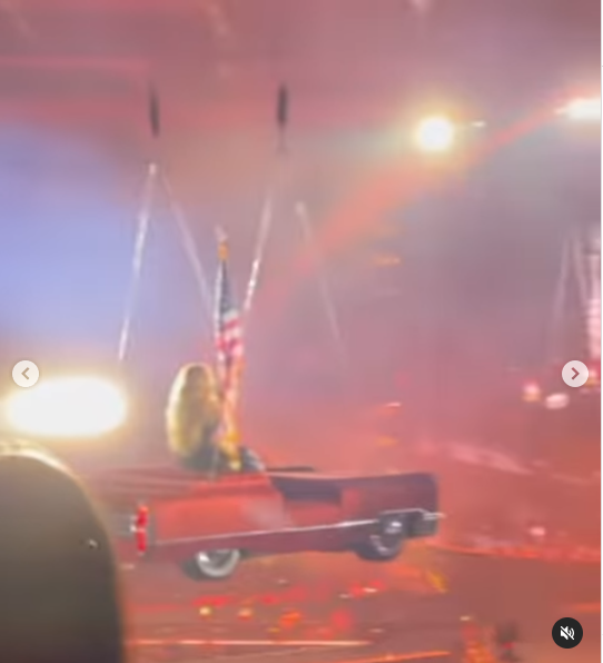 Une photo extraite d'une vidéo montrant Beyoncé chevauchant une voiture flottante à l'américaine à travers la scène lors de son concert à Los Angeles posté le 10 mai 2025 | Source : Instagram/meghan