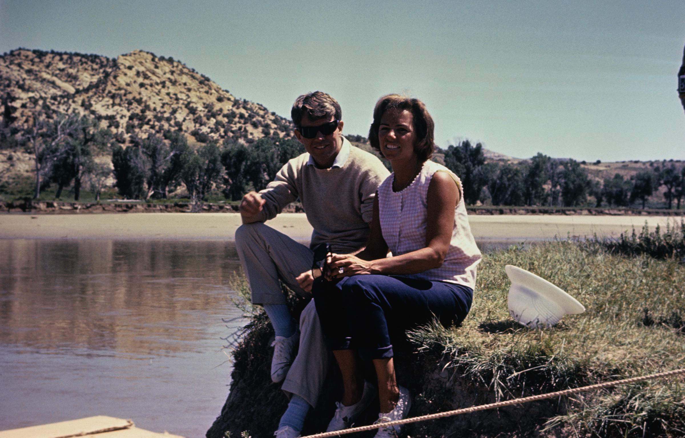 Robert F. Kennedy et Ethel Kennedy assis sur la rive de la rivière Tampa en 1965 | Source : Getty Images