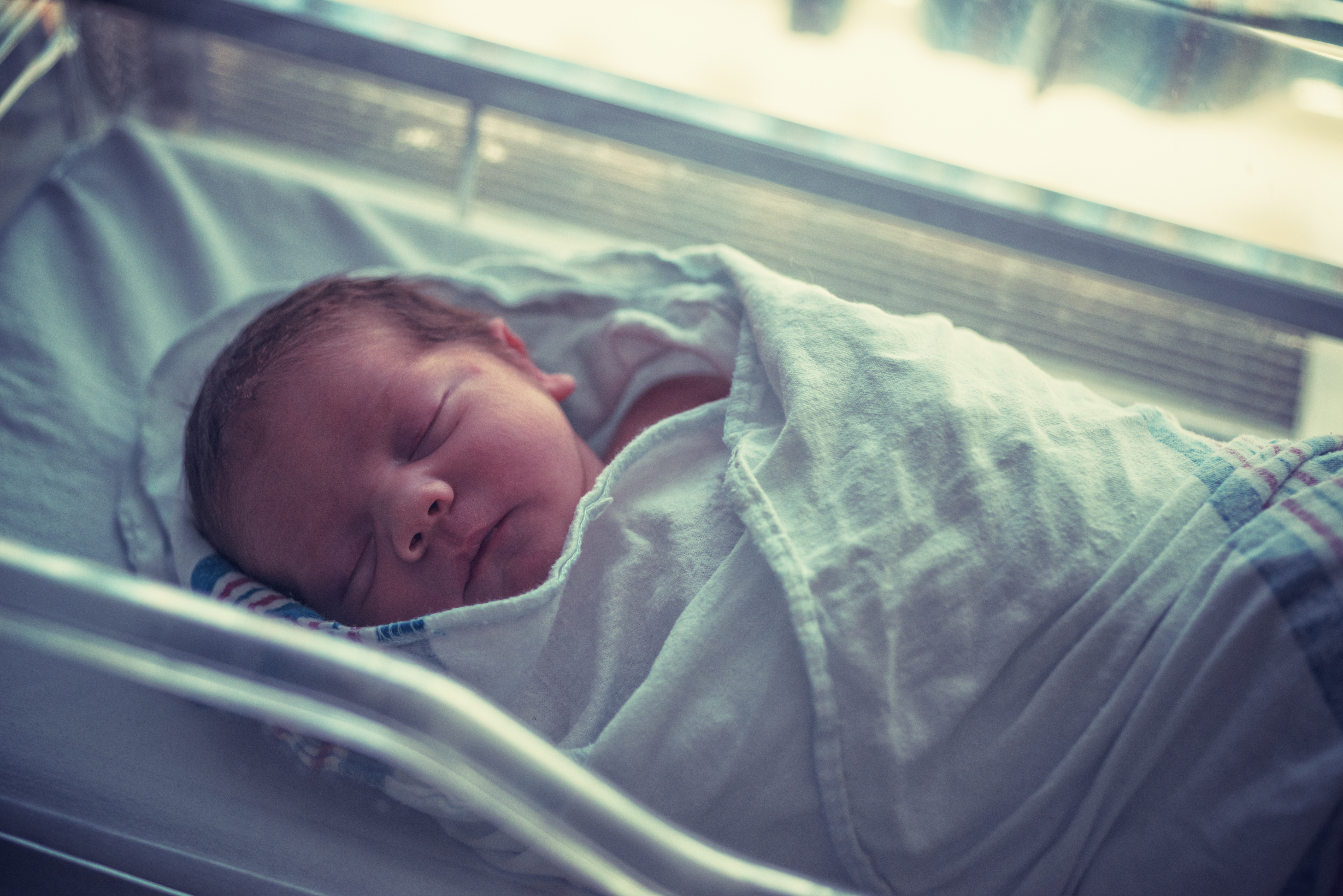 Un bébé endormi dans une maternité | Source : Getty Images