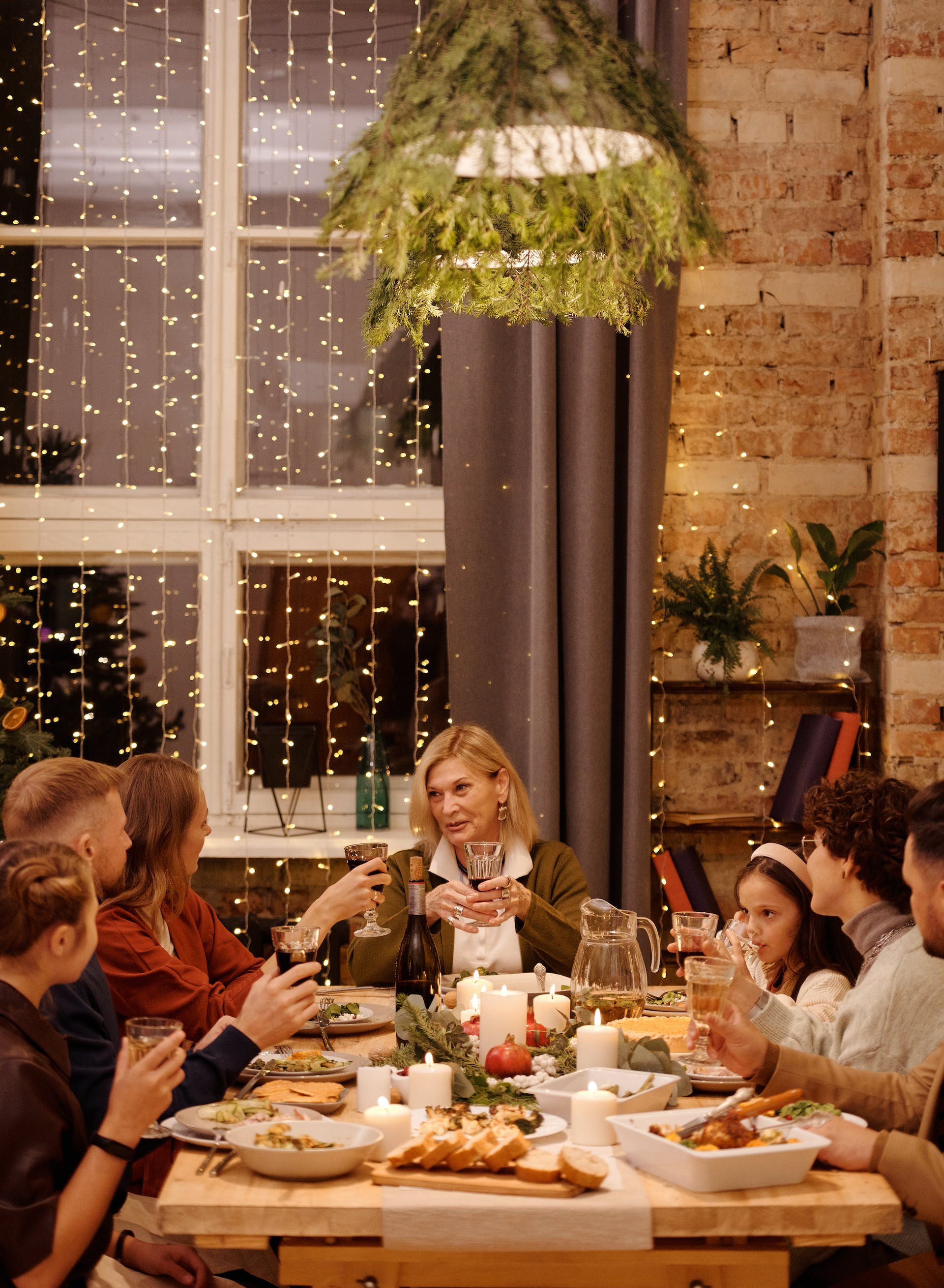 Les membres de la famille réunis pour le repas de Noël | Source : Pexels