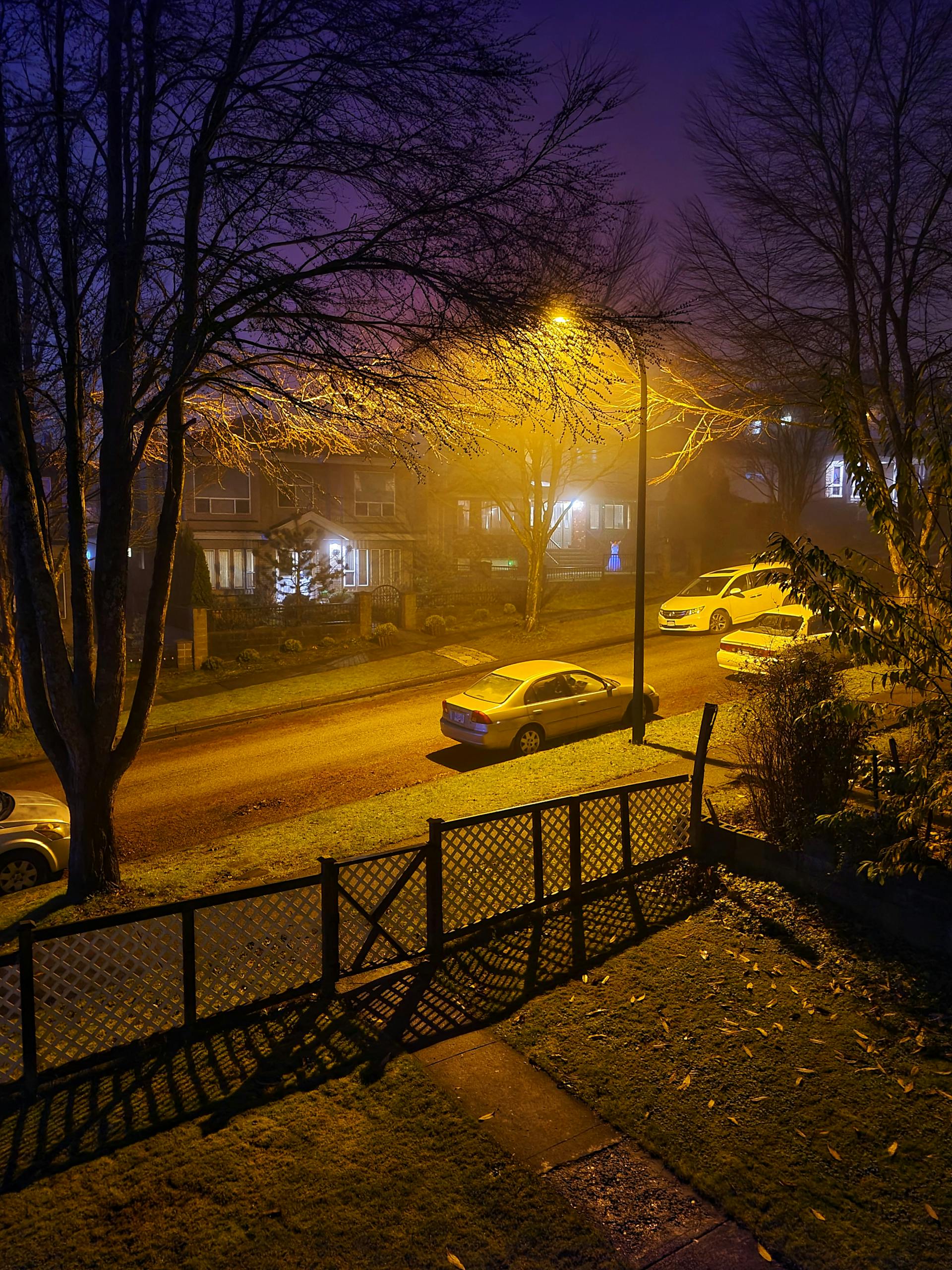 Prise de vue nocturne de véhicules dans la rue | Source : Pexels