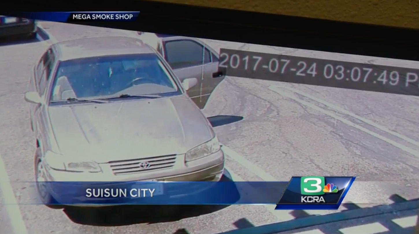 Une voiture argentée est photographiée à l'extérieur du centre commercial avec sa porte arrière ouverte. | Source : YouTube.com/KCRA 3