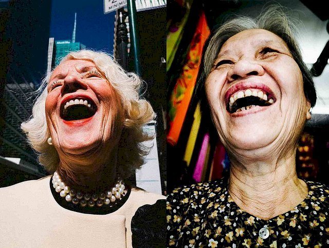 Deux amies riant à gorge déployée. l Source: Flickr