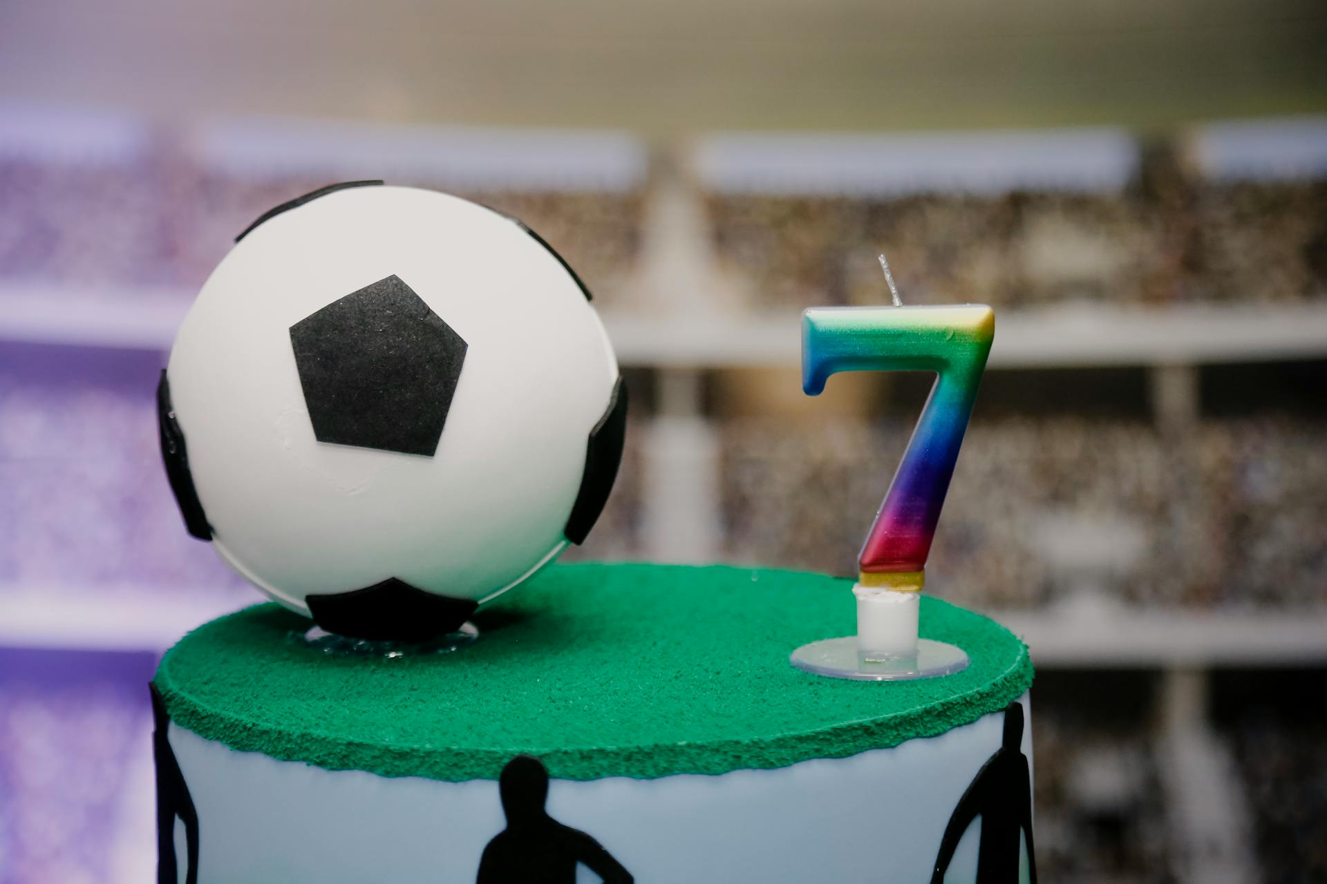 Un gâteau de 7e anniversaire avec un ballon de foot sur le dessus | Source : Pexels