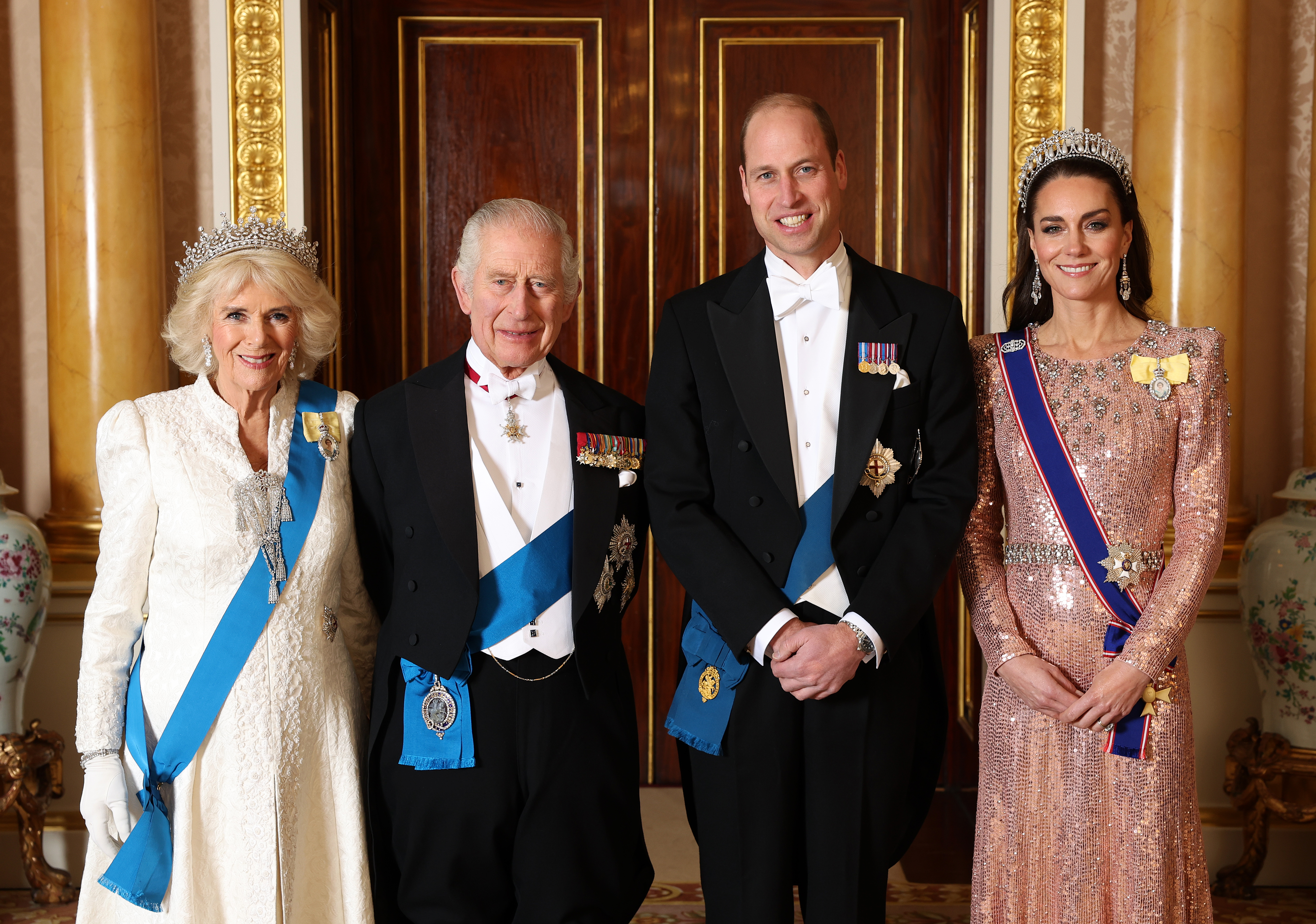 La reine Camilla, le roi Charles III, le prince William et la princesse Catherine avant la réception diplomatique dans la salle 1844 du palais de Buckingham le 05 décembre 2023 à Londres, Angleterre | Source : Getty Images
