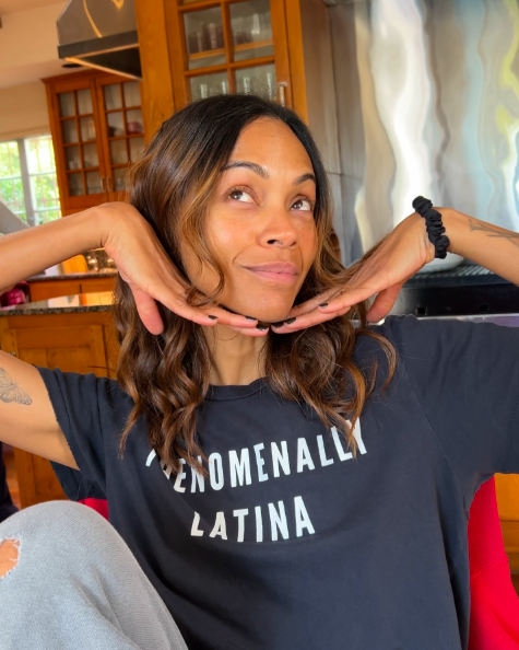 Zoe Saldaña pose pour une photo, postée le 20 août 2025. | Source : Instagram/zoesaldana